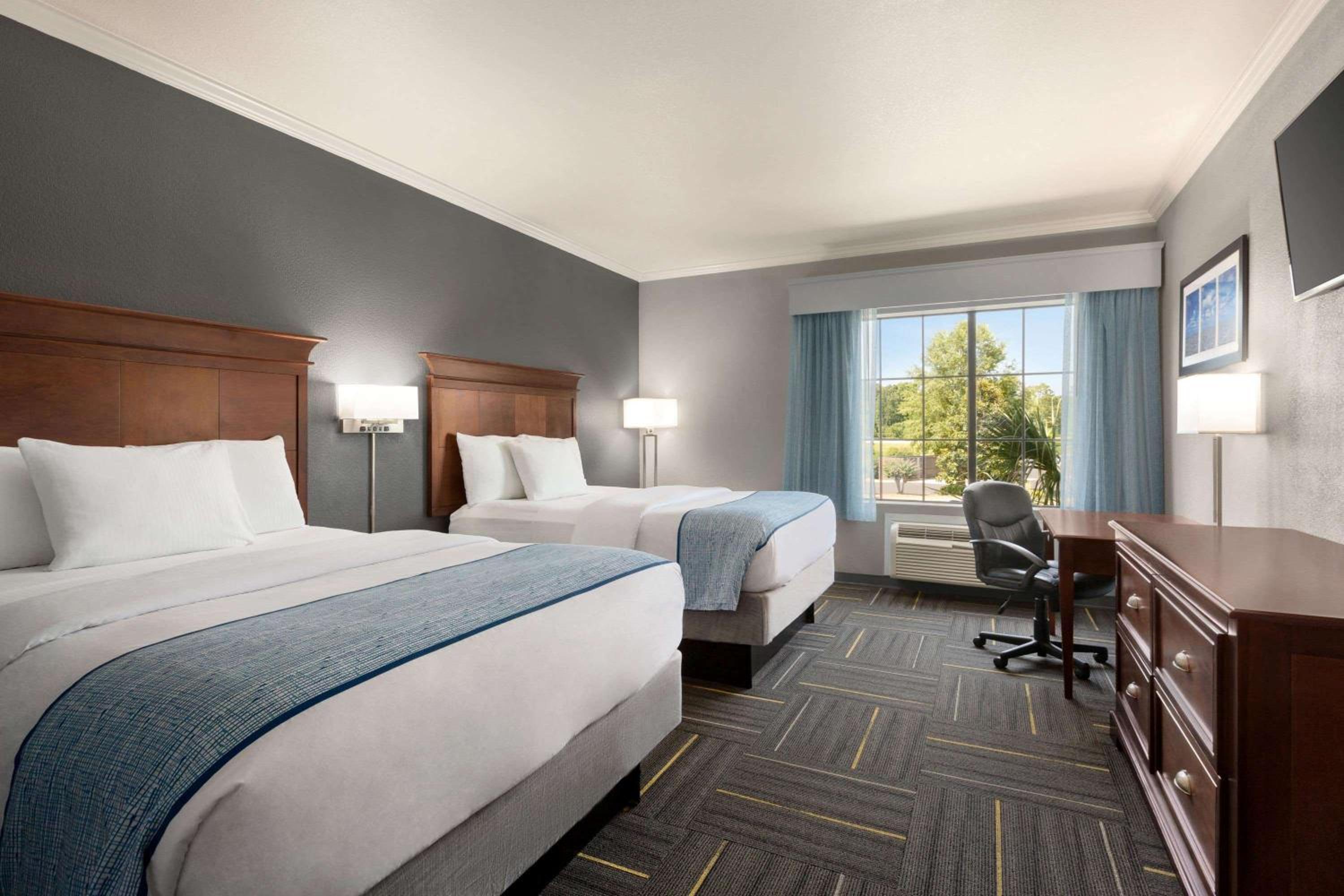 Queen Room with Two Queen BedsÂ  Non Smoking - Photo 3