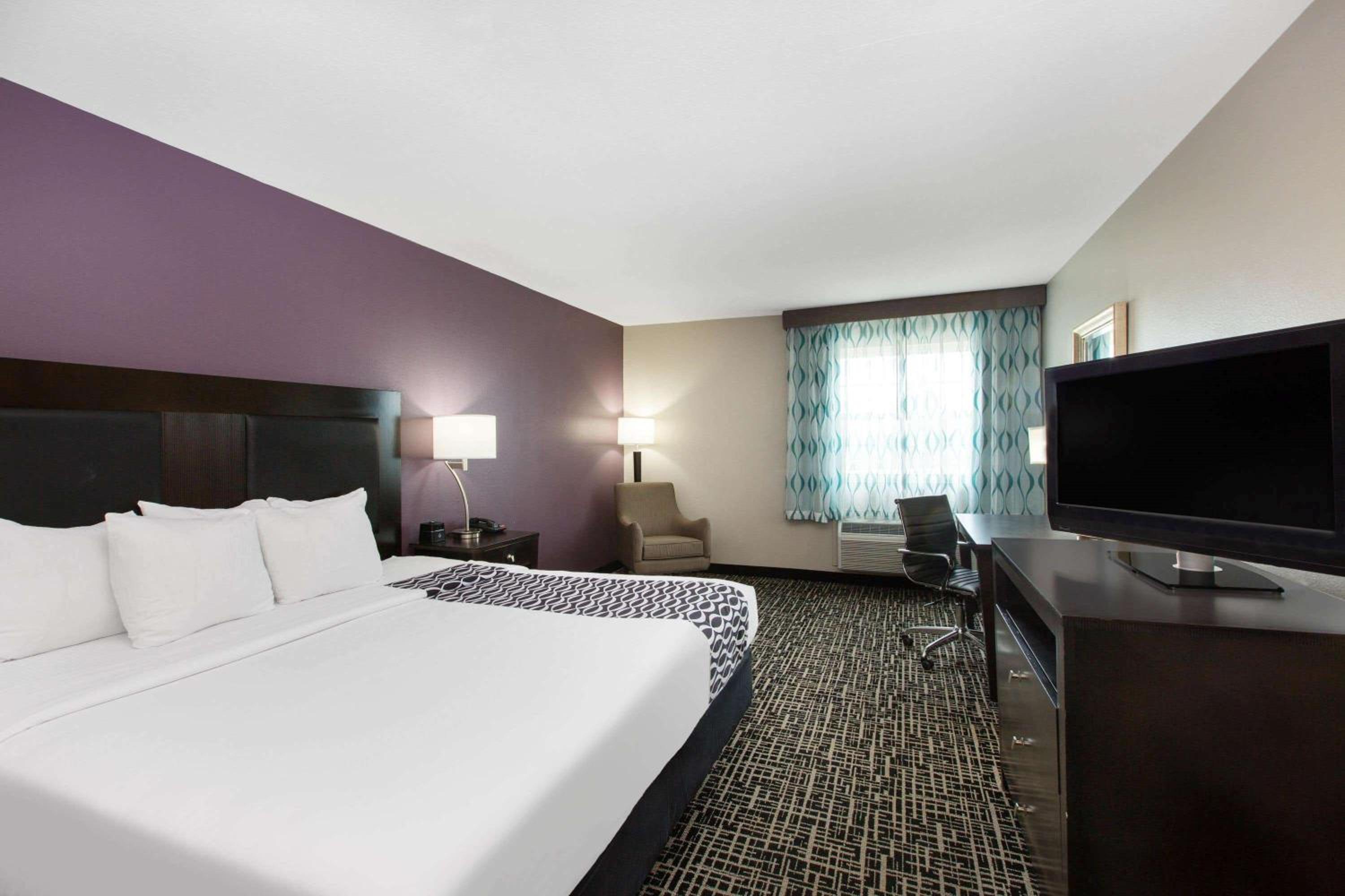 Deluxe King Room - Photo 4