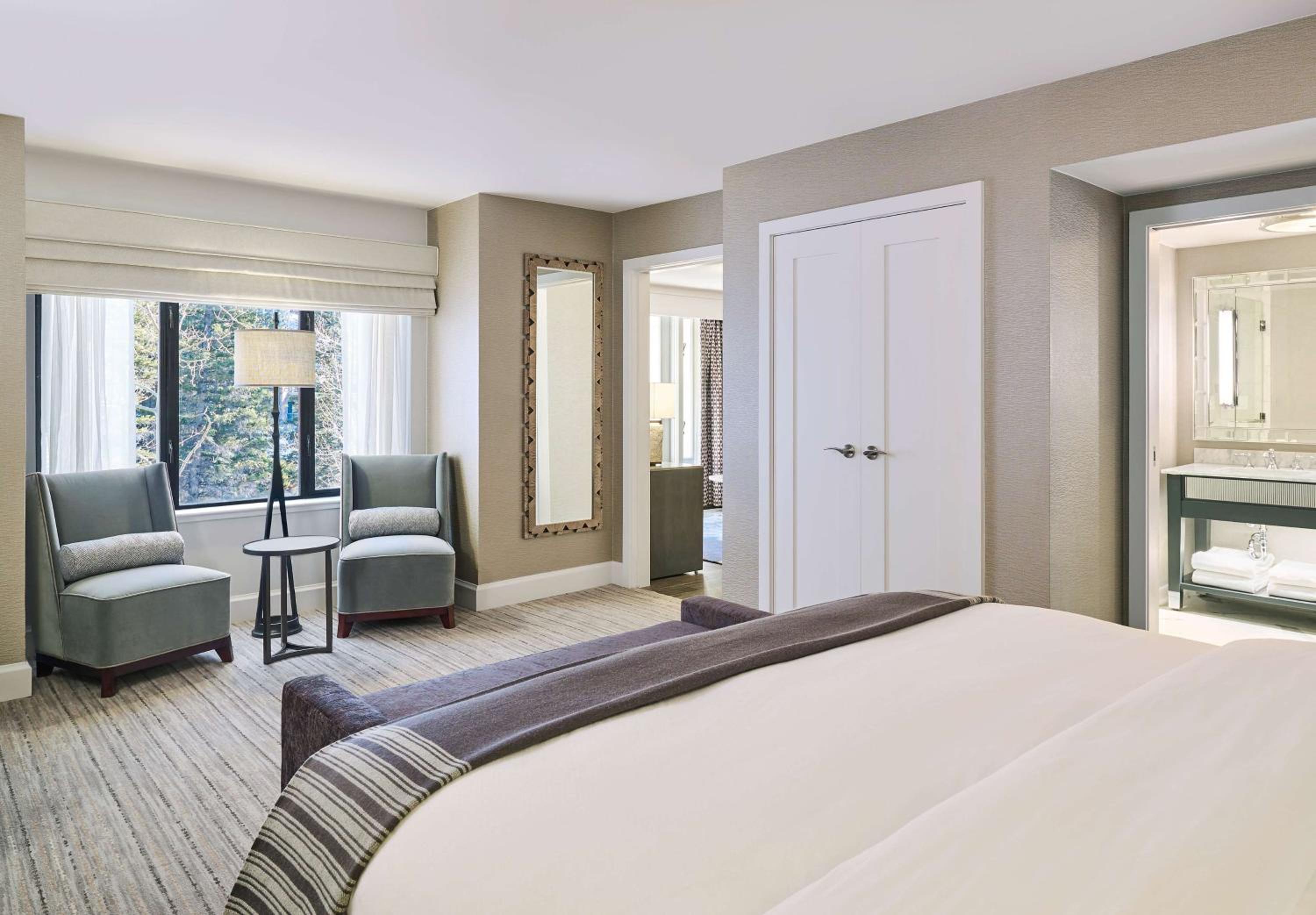 Grand King Suite with Mountain View