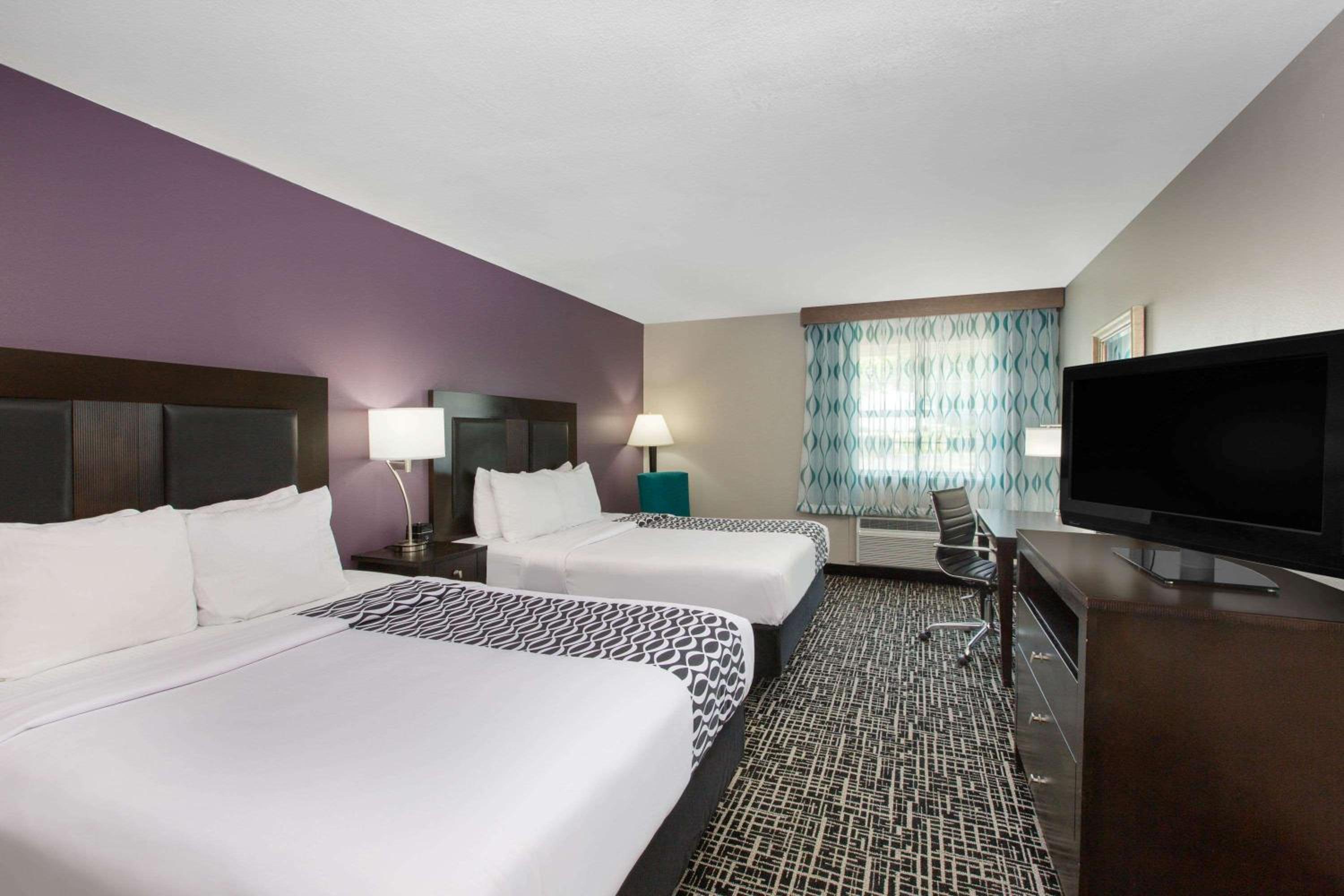 Deluxe Queen Room with Two Queen Beds - Photo 4