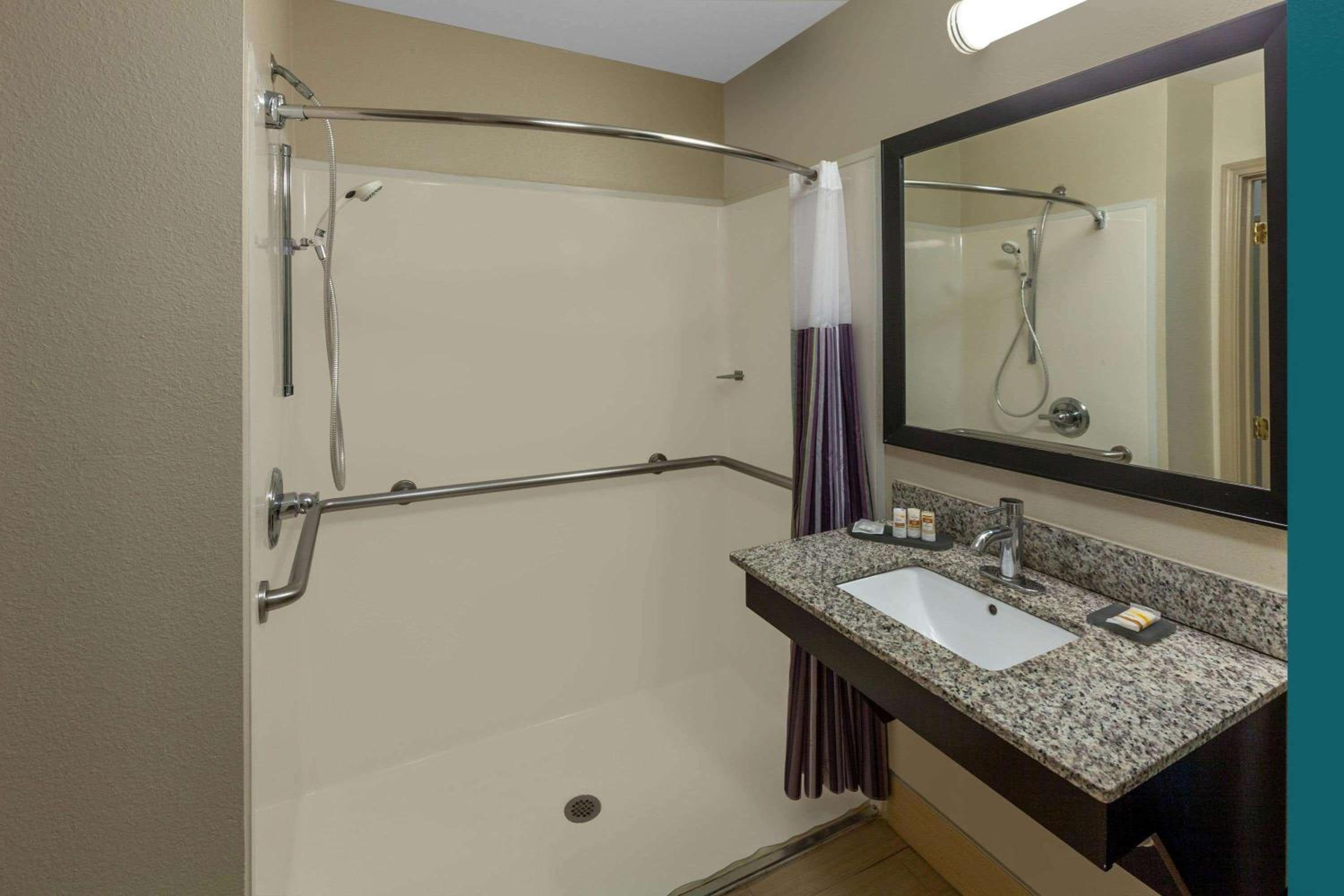 King Room with Bath Tub - Mobility/Hearing Accessible - Non-Smoking - Photo 4