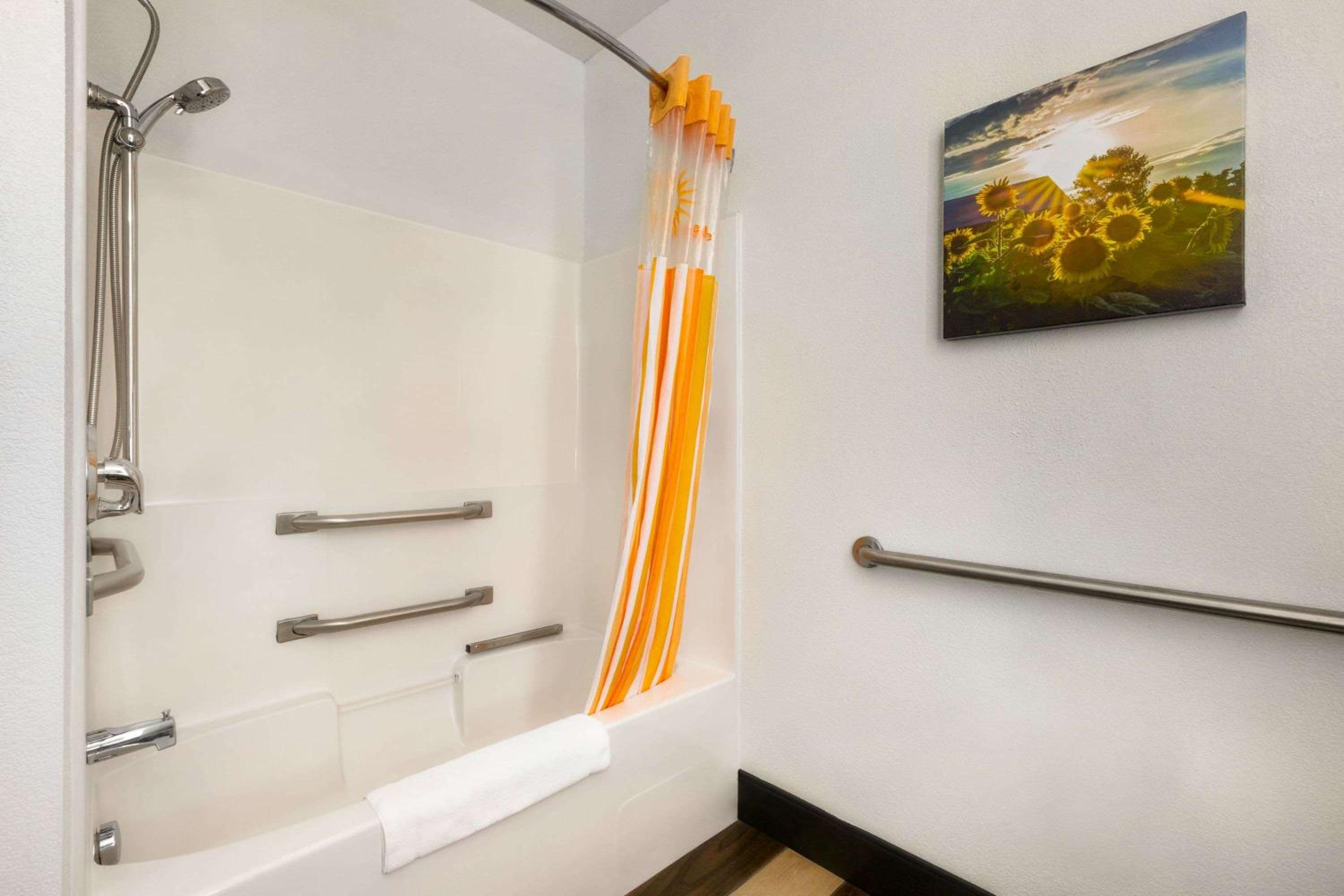 Queen Room with Two Queen Beds - Mobility Access/Non-Smoking - Photo 1