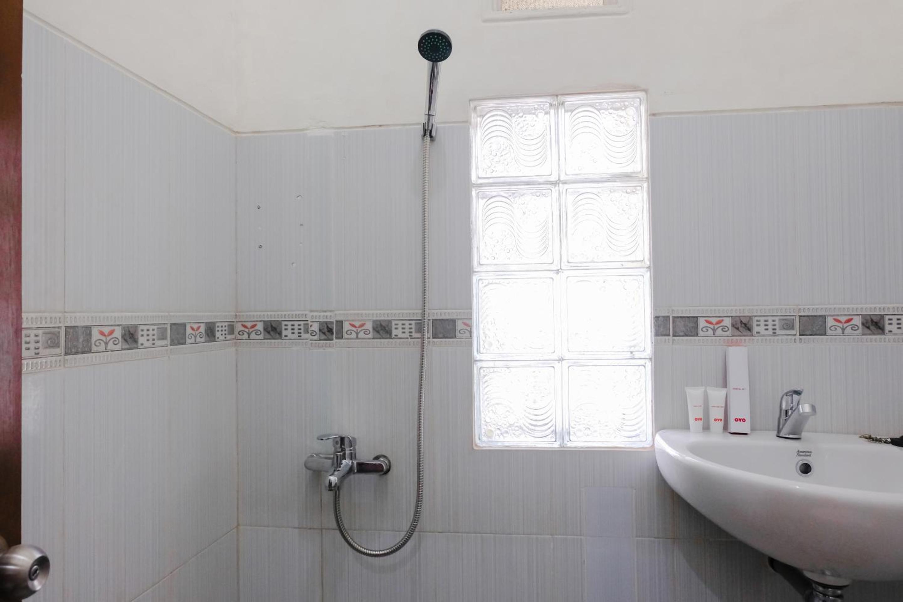 Standard Twin Room - Photo 7
