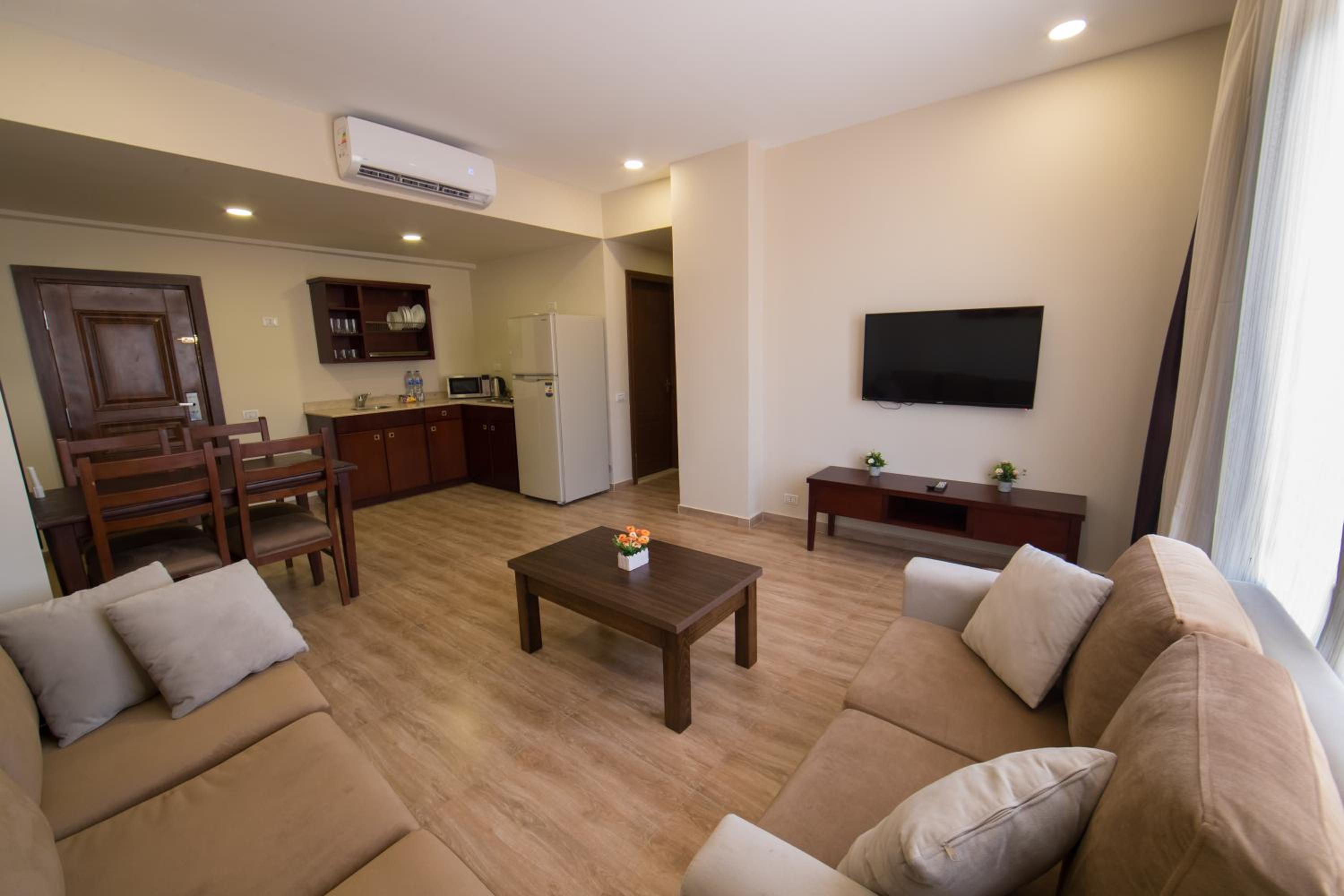 One-Bedroom Apartment with Pool and Golf View