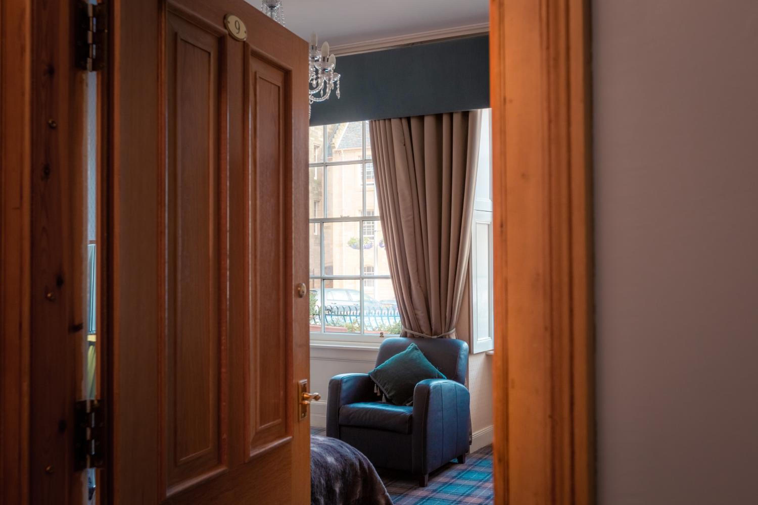 Standard Twin Room - Photo 6