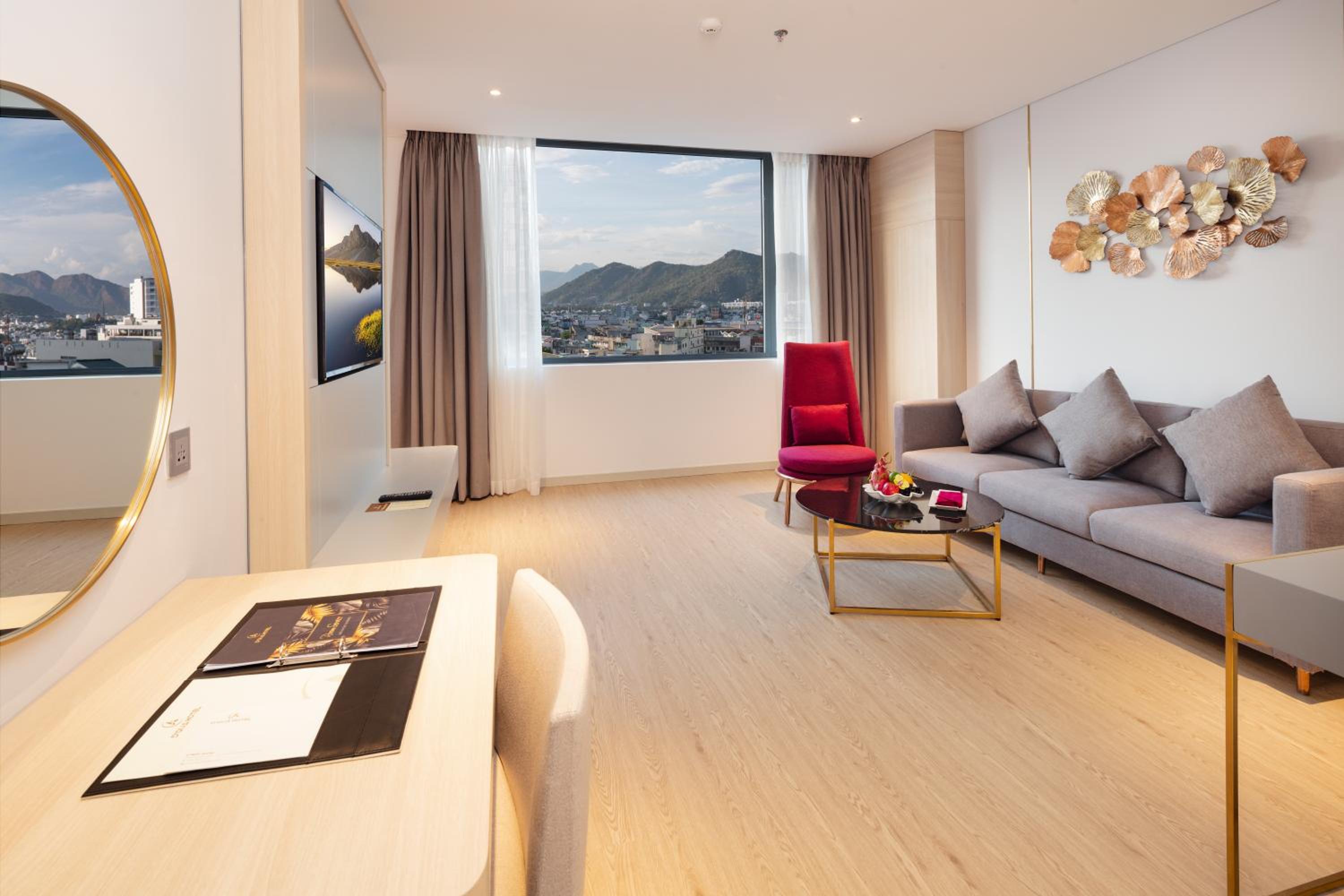 Executive Suite City View - Photo 8