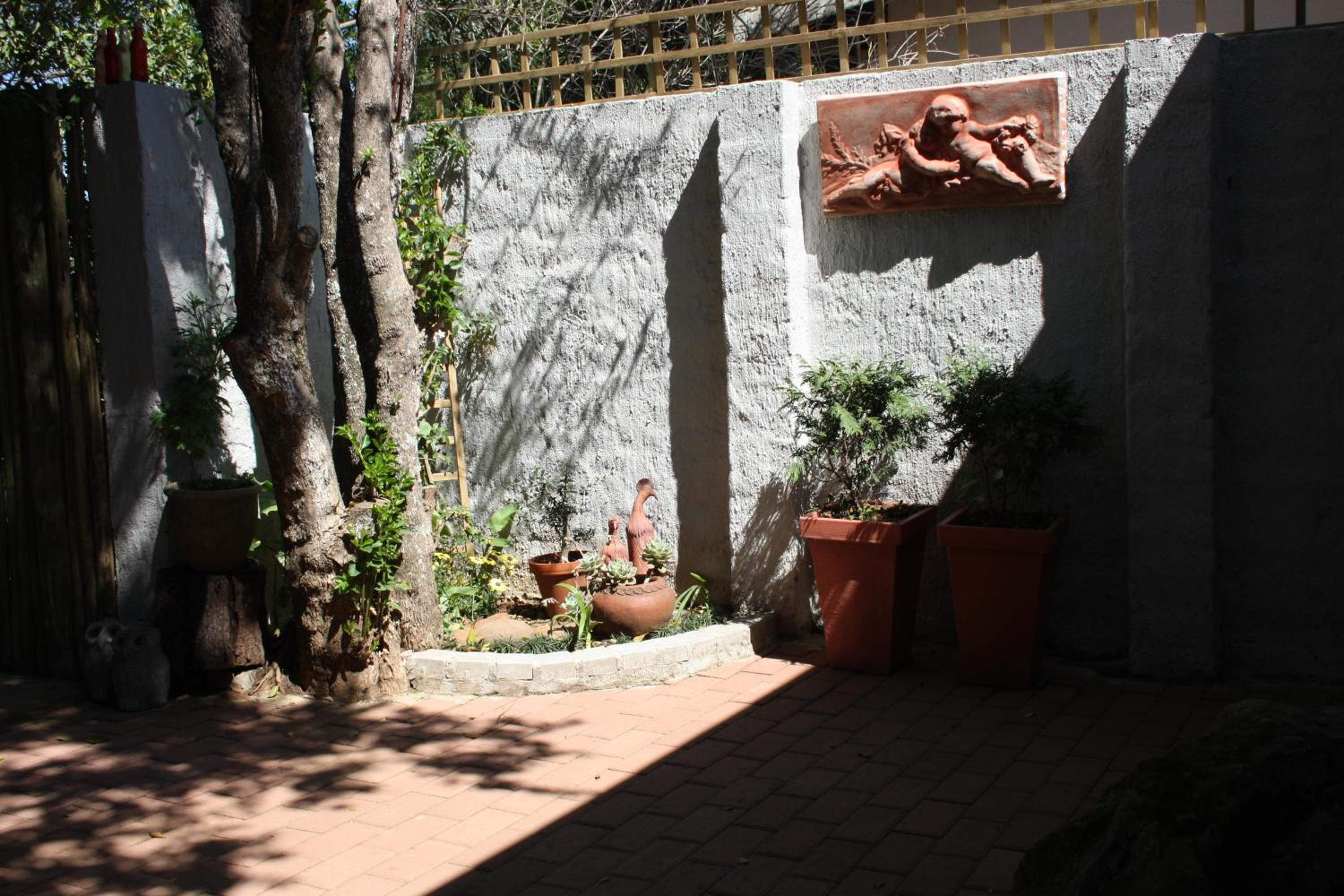 Standard Twin Room with Garden View - Photo 11