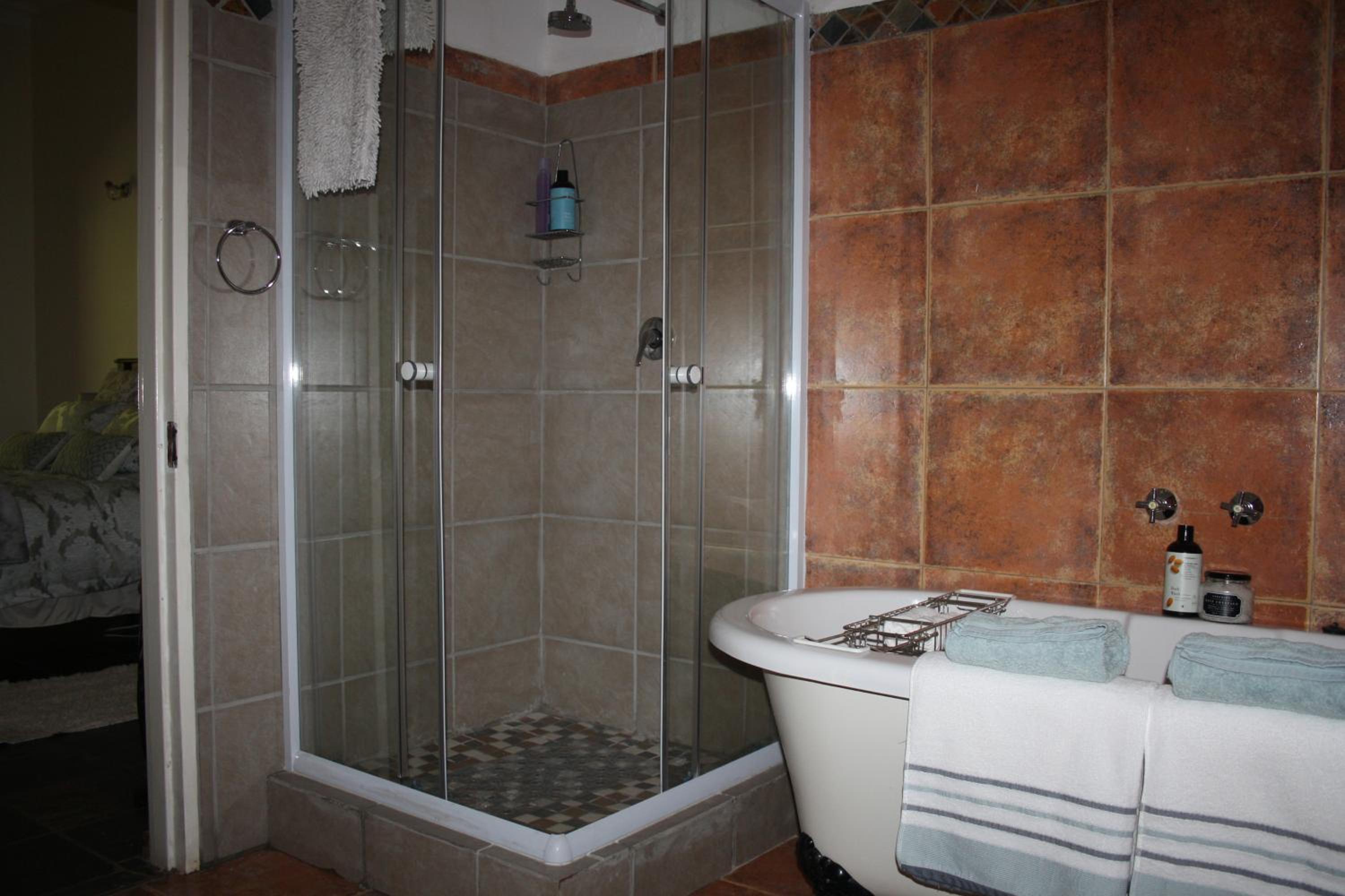 Double Room with Private Bathroom - Photo 21