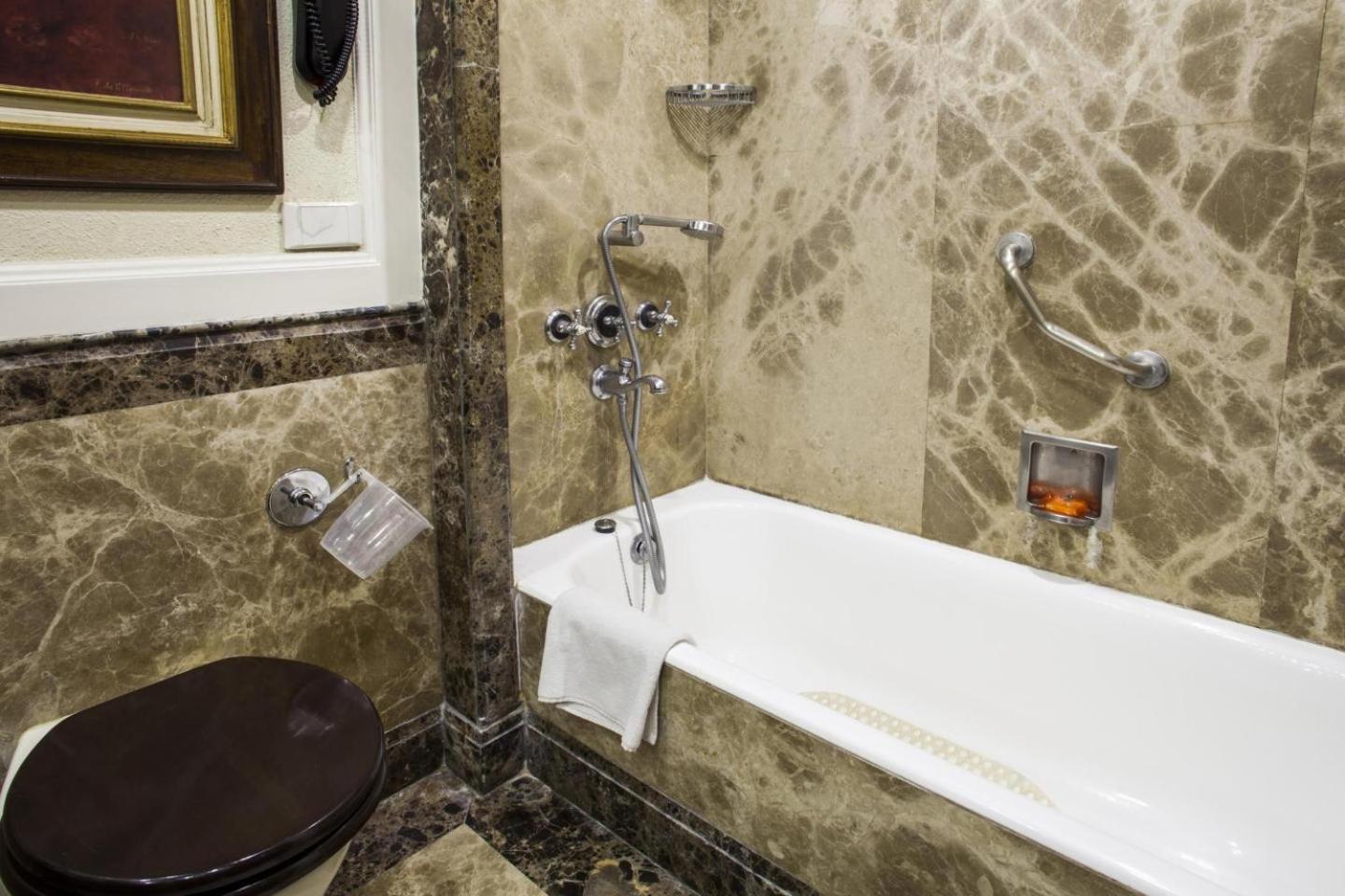 Deluxe Suite - Photo 5
