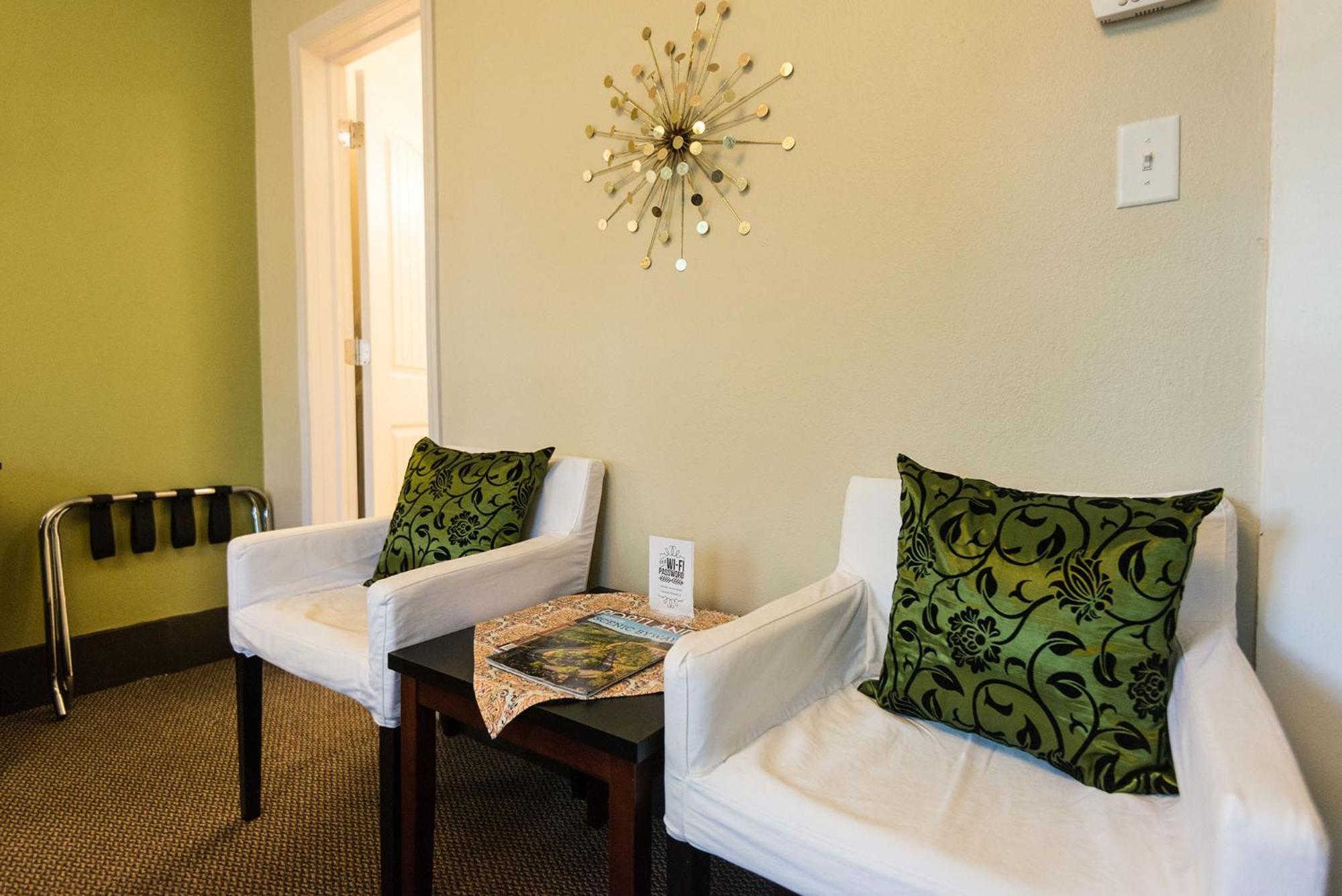 Deluxe Queen Suite - Photo 5
