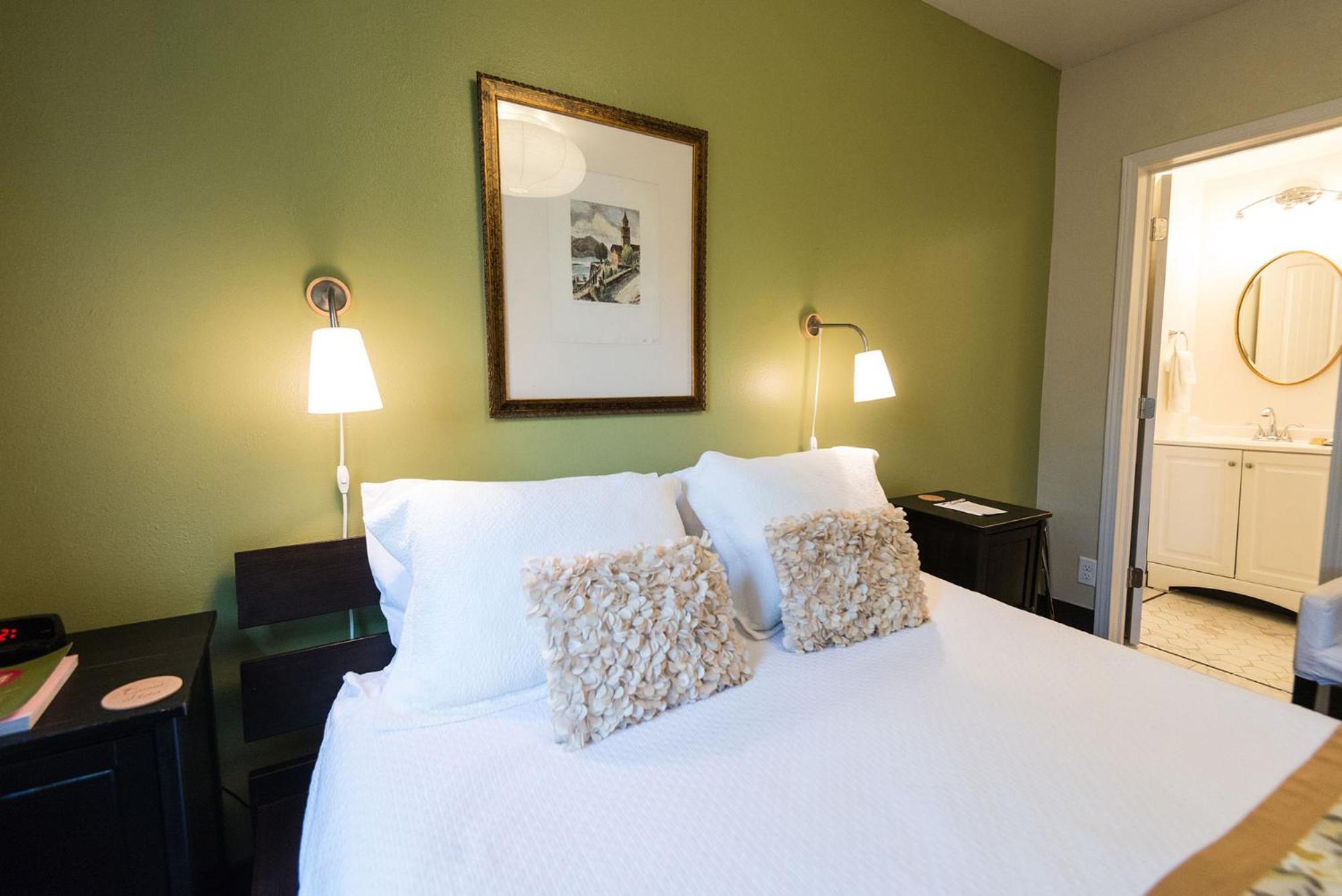 Deluxe Queen Suite - Photo 4