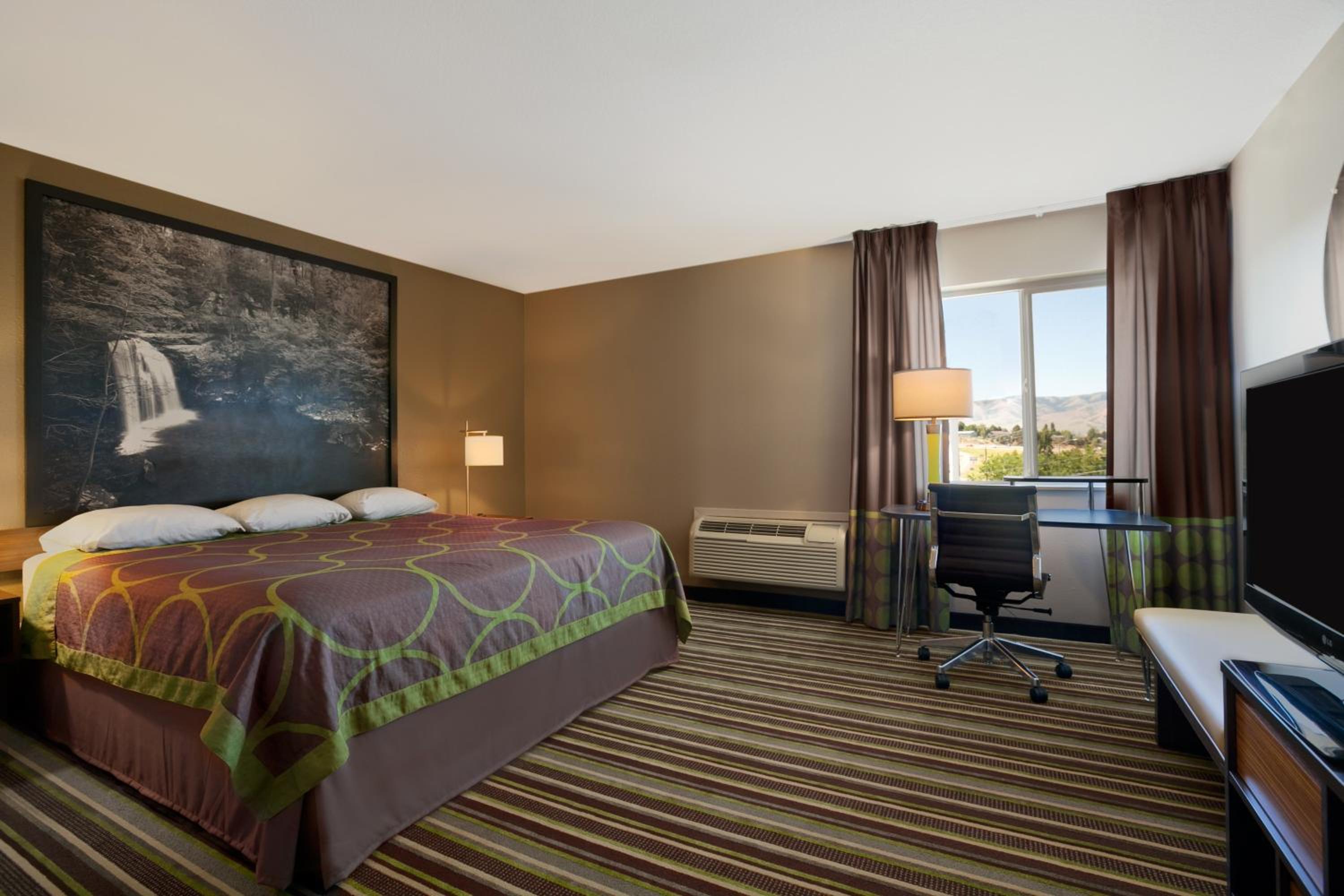Deluxe King Room - Non-Smoking - Photo 6