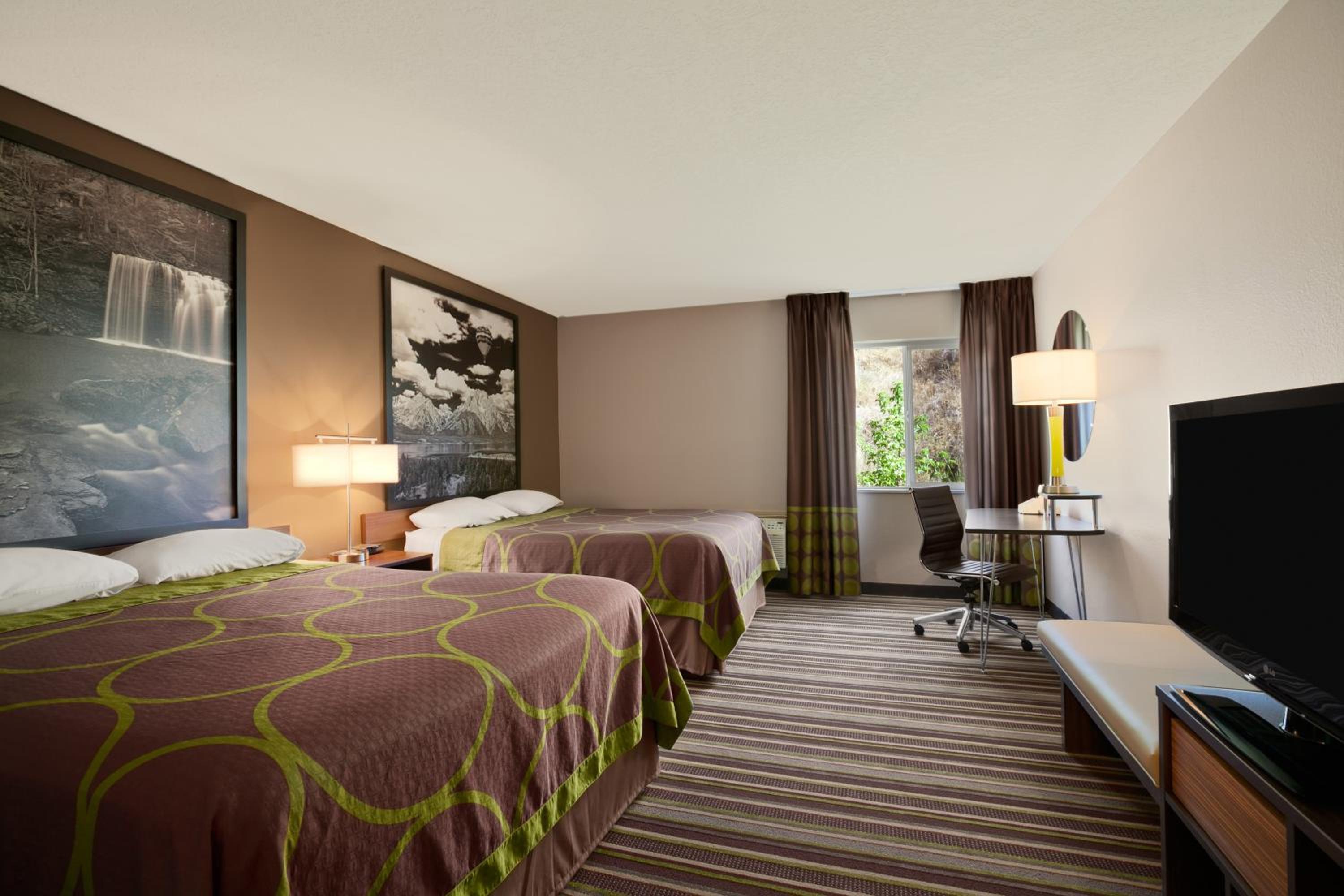 Deluxe Queen Room with Two Queen Beds - Non-Smoking - Photo 4