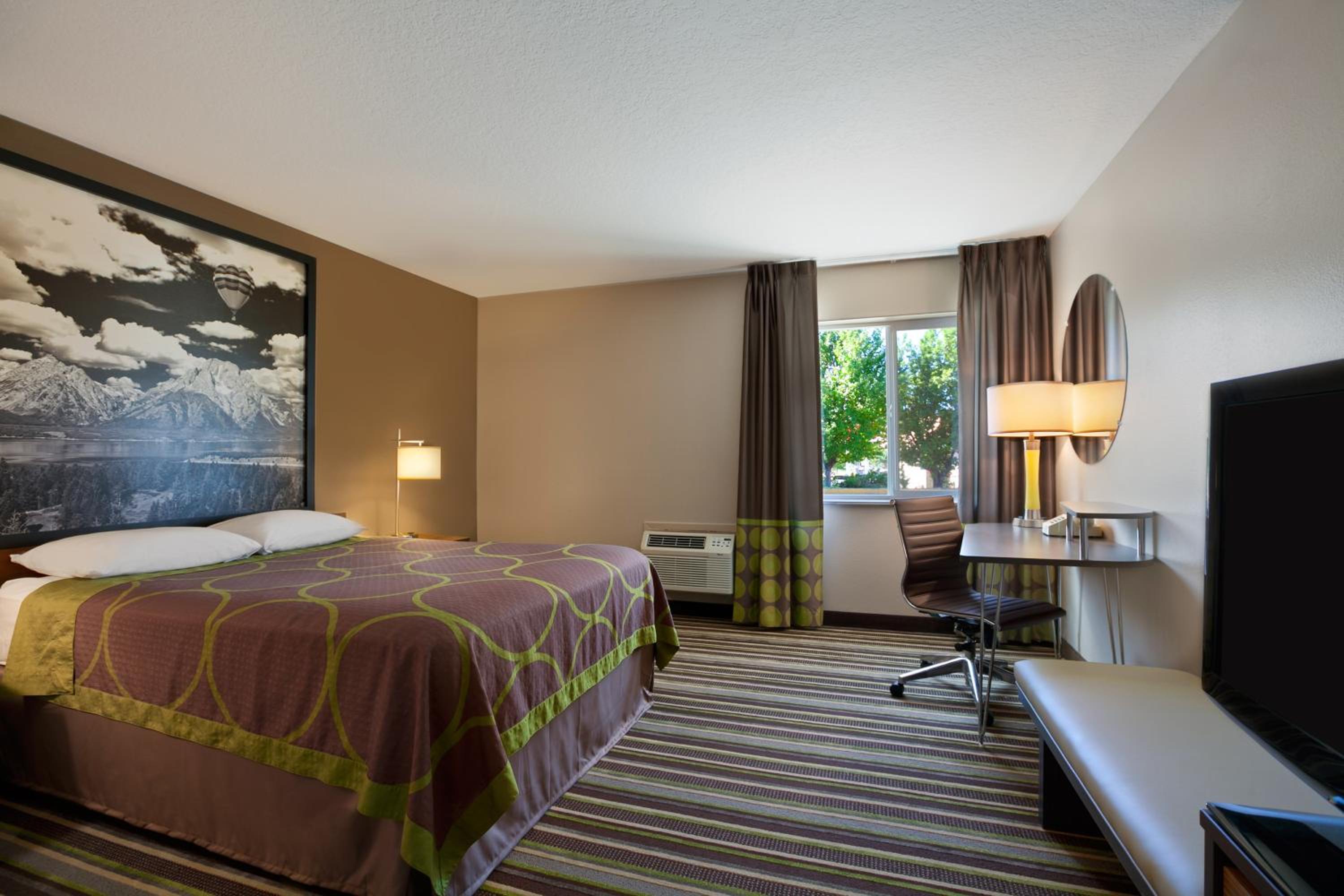 Deluxe King Room - Non-Smoking - Photo 2