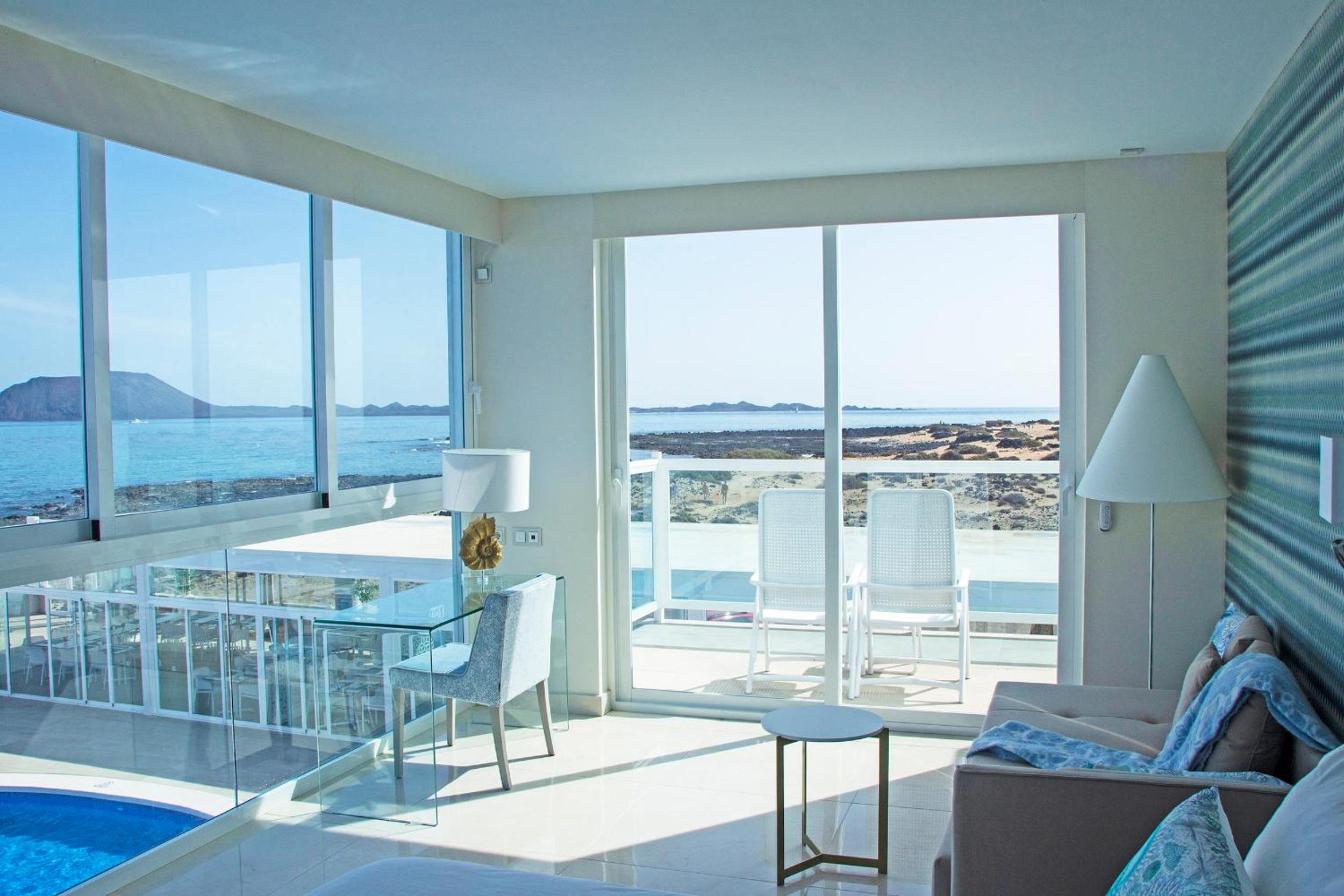 Deluxe Suite with Sea View photo 3