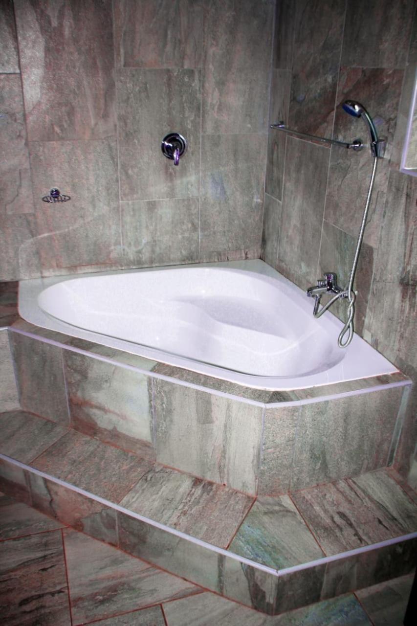 Executive Suite - Photo 23