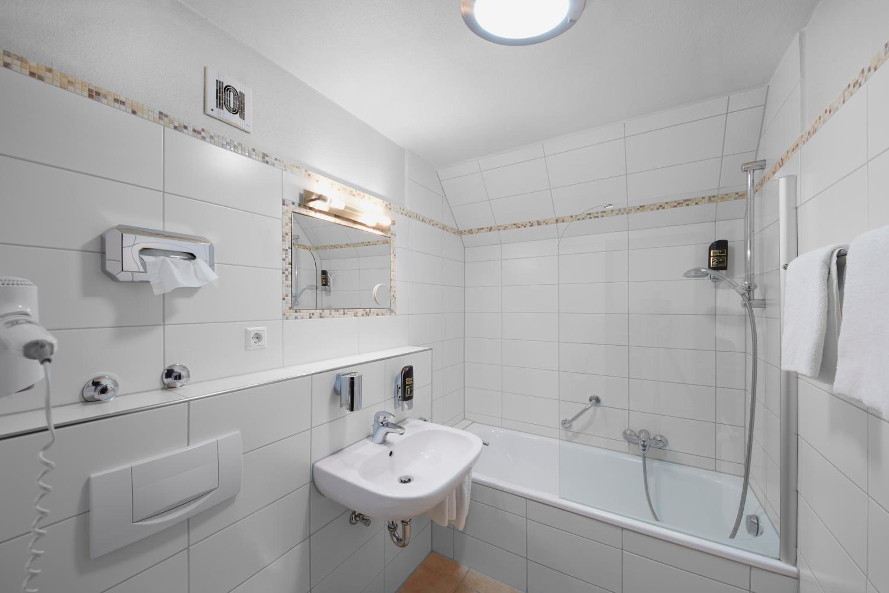 Double Room with Bath - Photo 14
