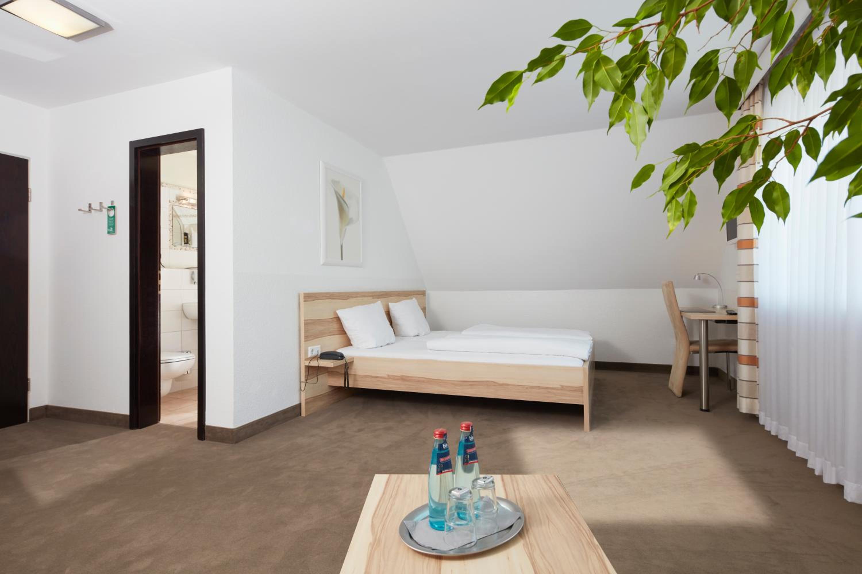 Double Room with Bath - Photo 15