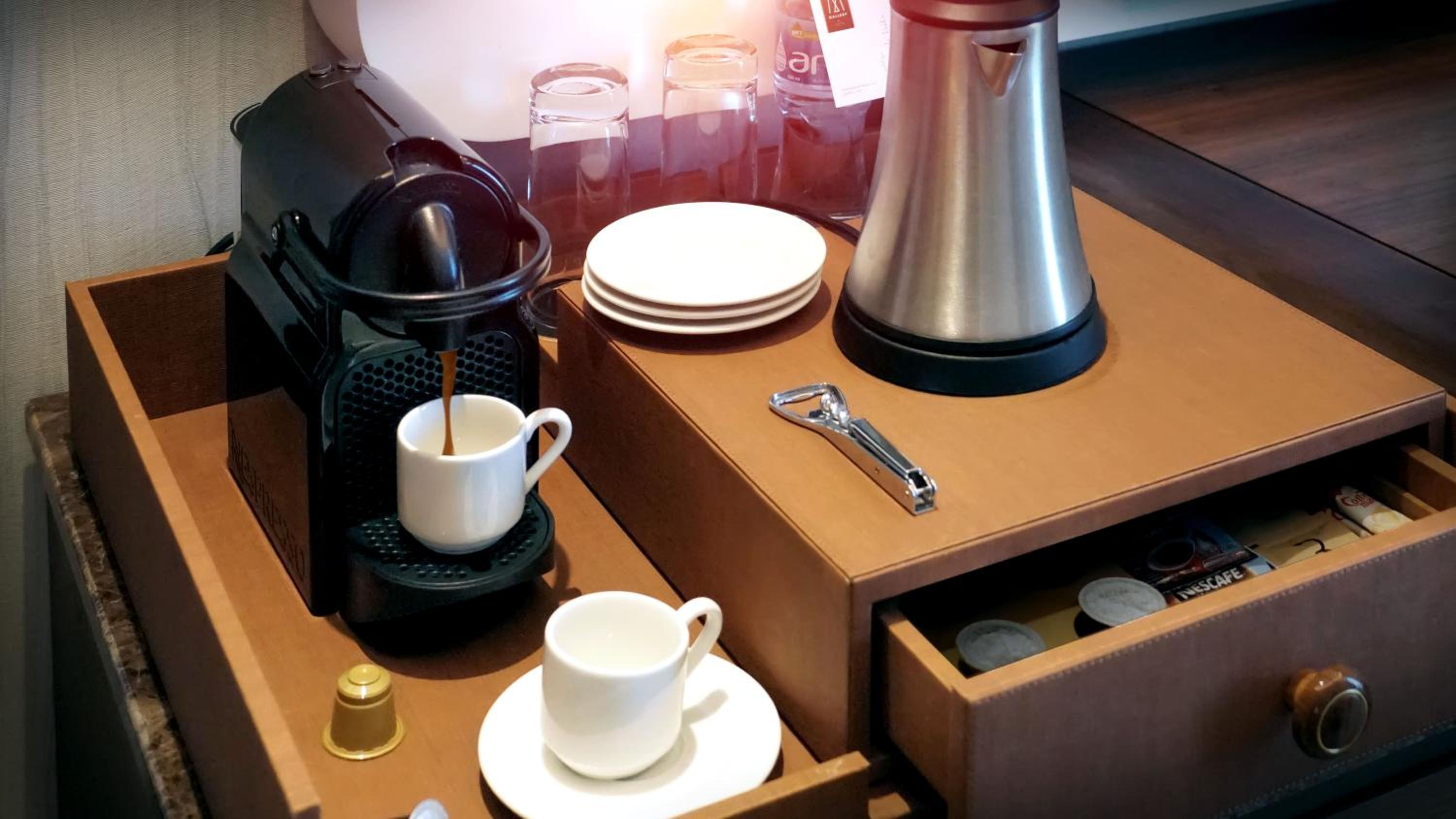 Deluxe One-Bedroom Suite with Balcony and Partial Sea View - Club Lounge Access thumbnail 6