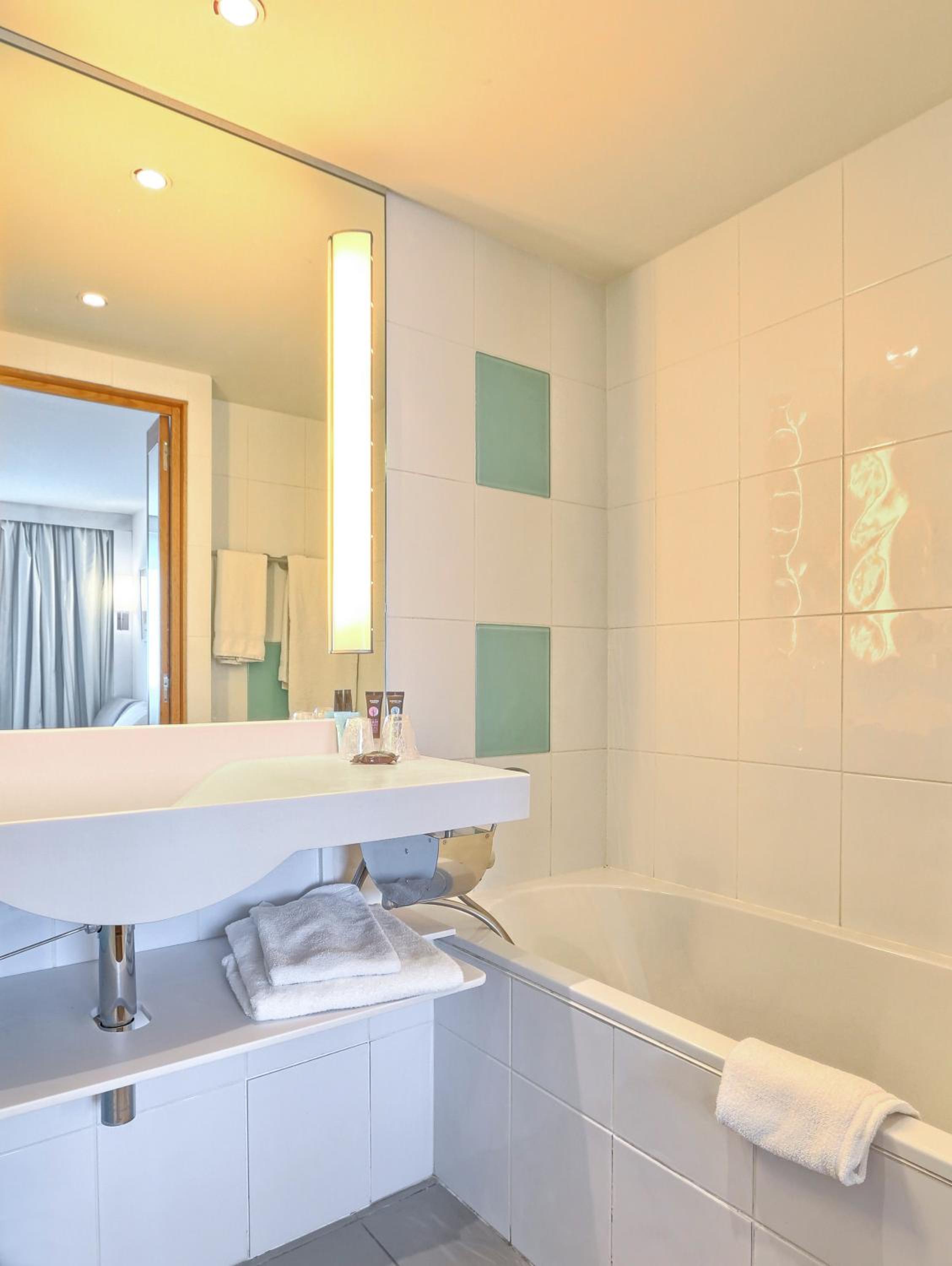Standard Twin Room - Photo 4