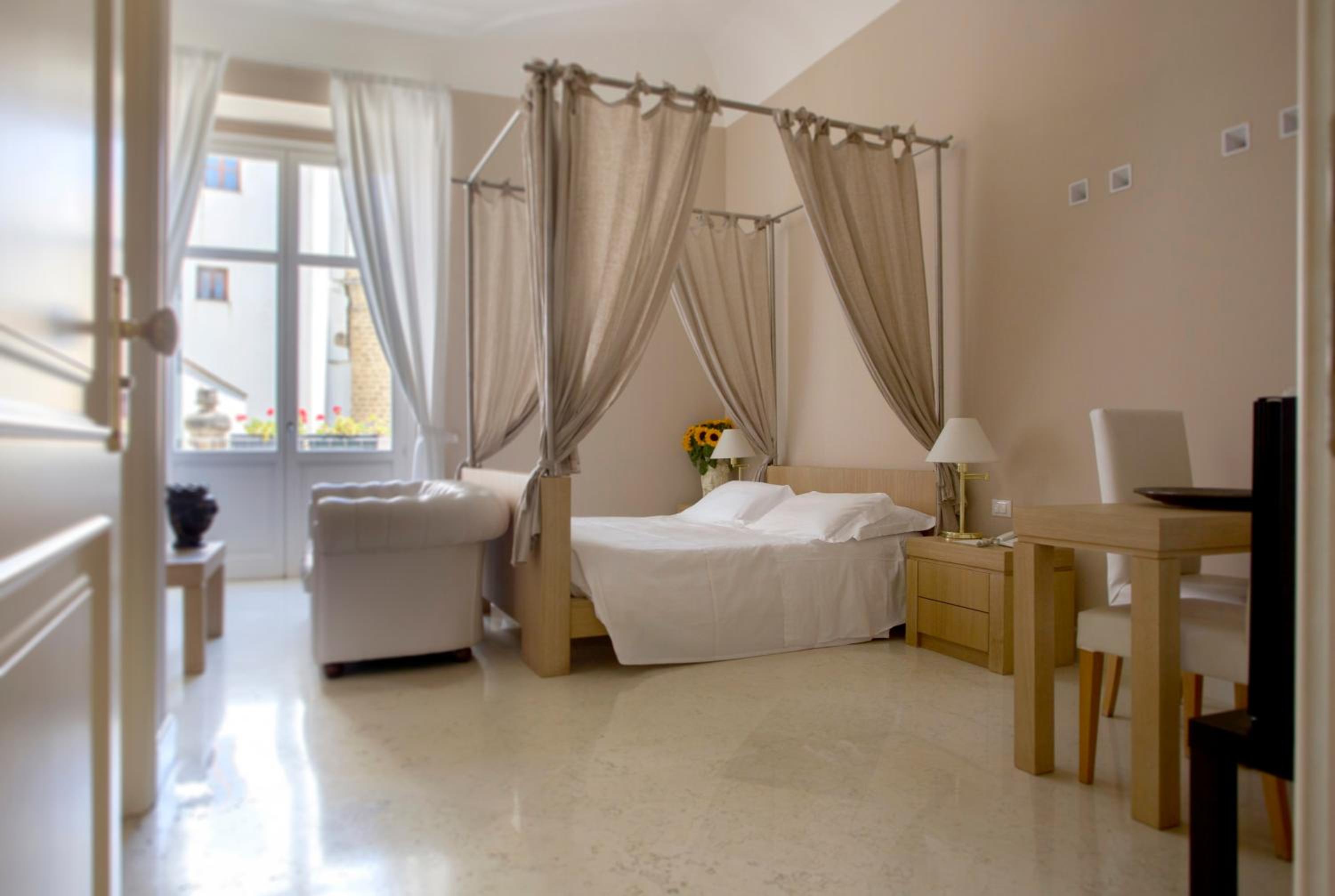 Superior room with a four poster bed - Photo 7