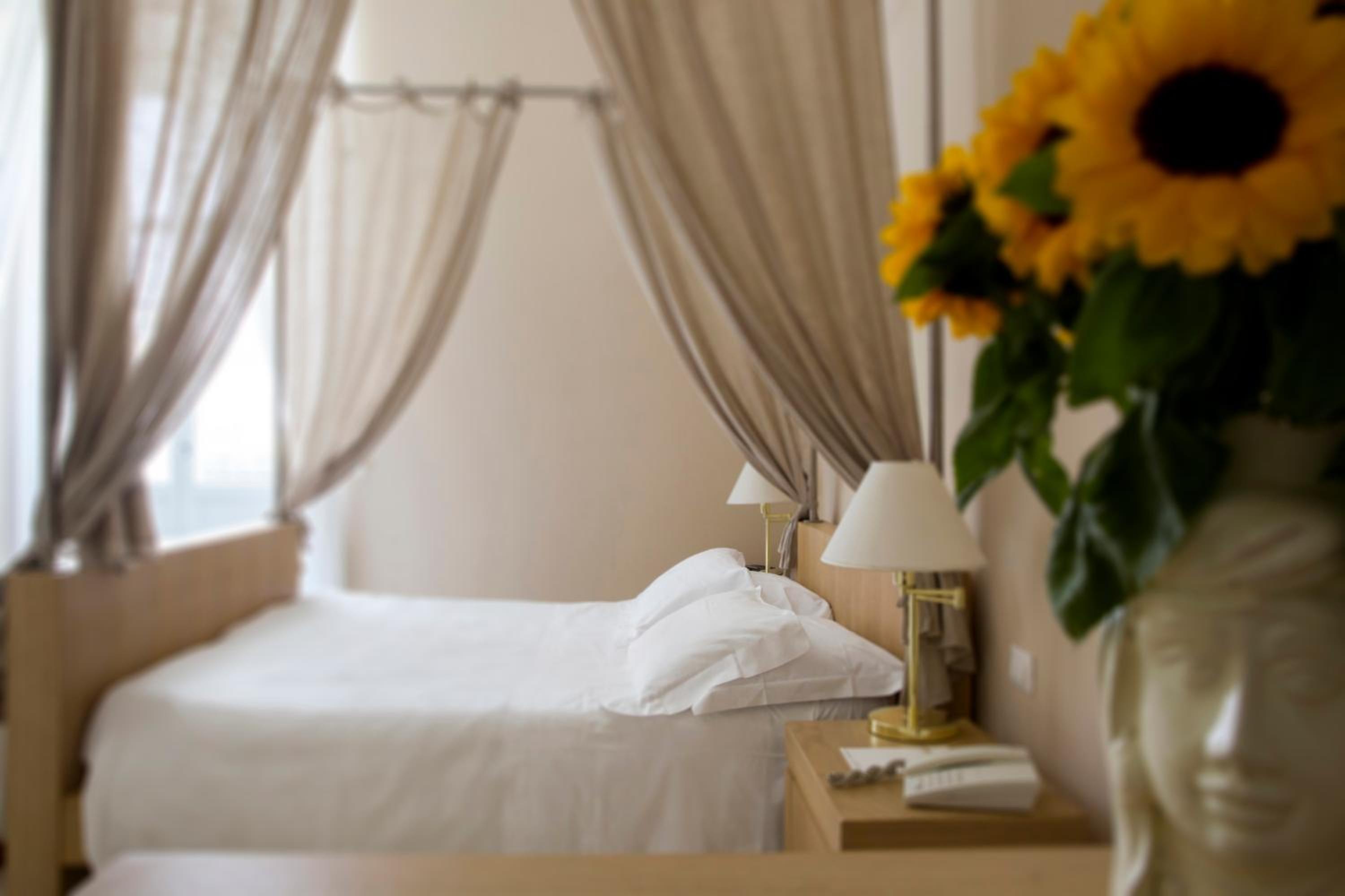 Superior room with a four poster bed - Photo 5