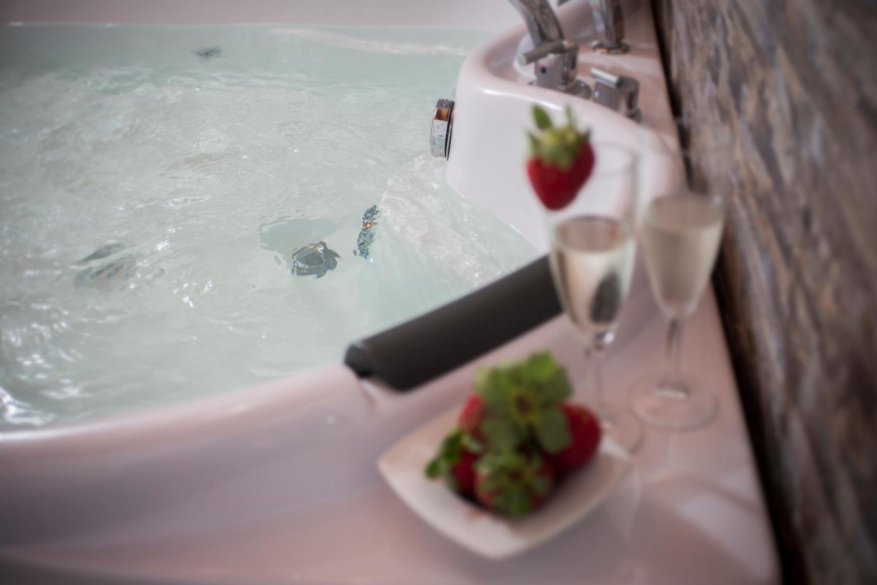 Deluxe Room with Jacuzzi - Photo 2