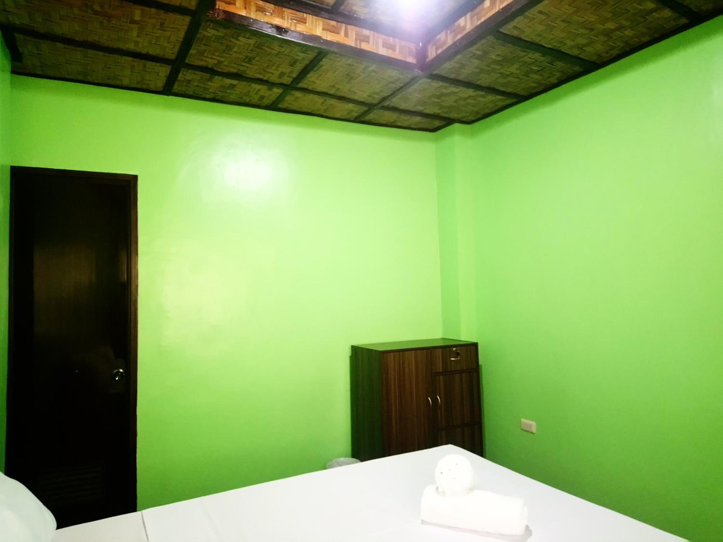 Budget Double Room - Photo 13