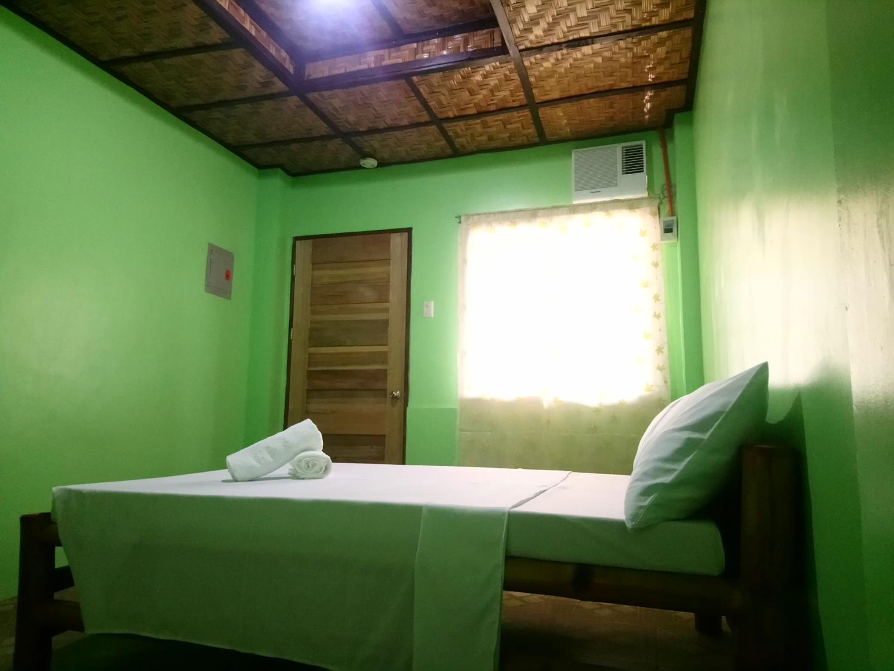 Budget Double Room - Photo 14