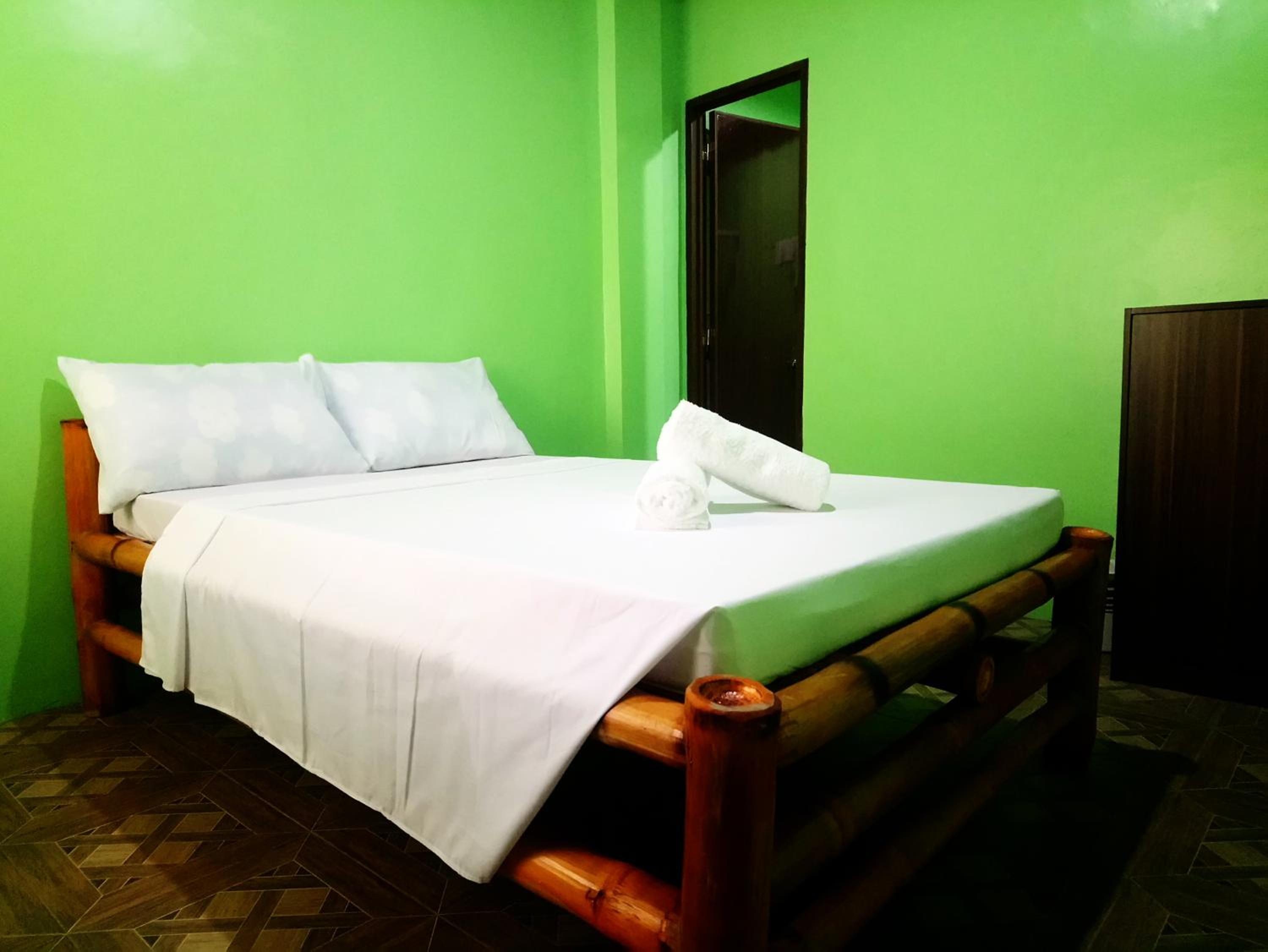Budget Double Room - Photo 11