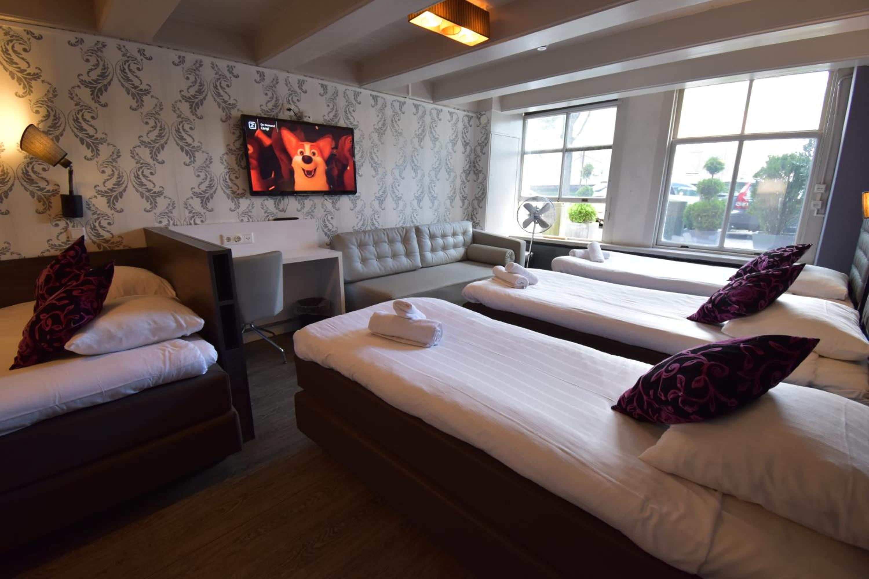 Family Room thumbnail 6