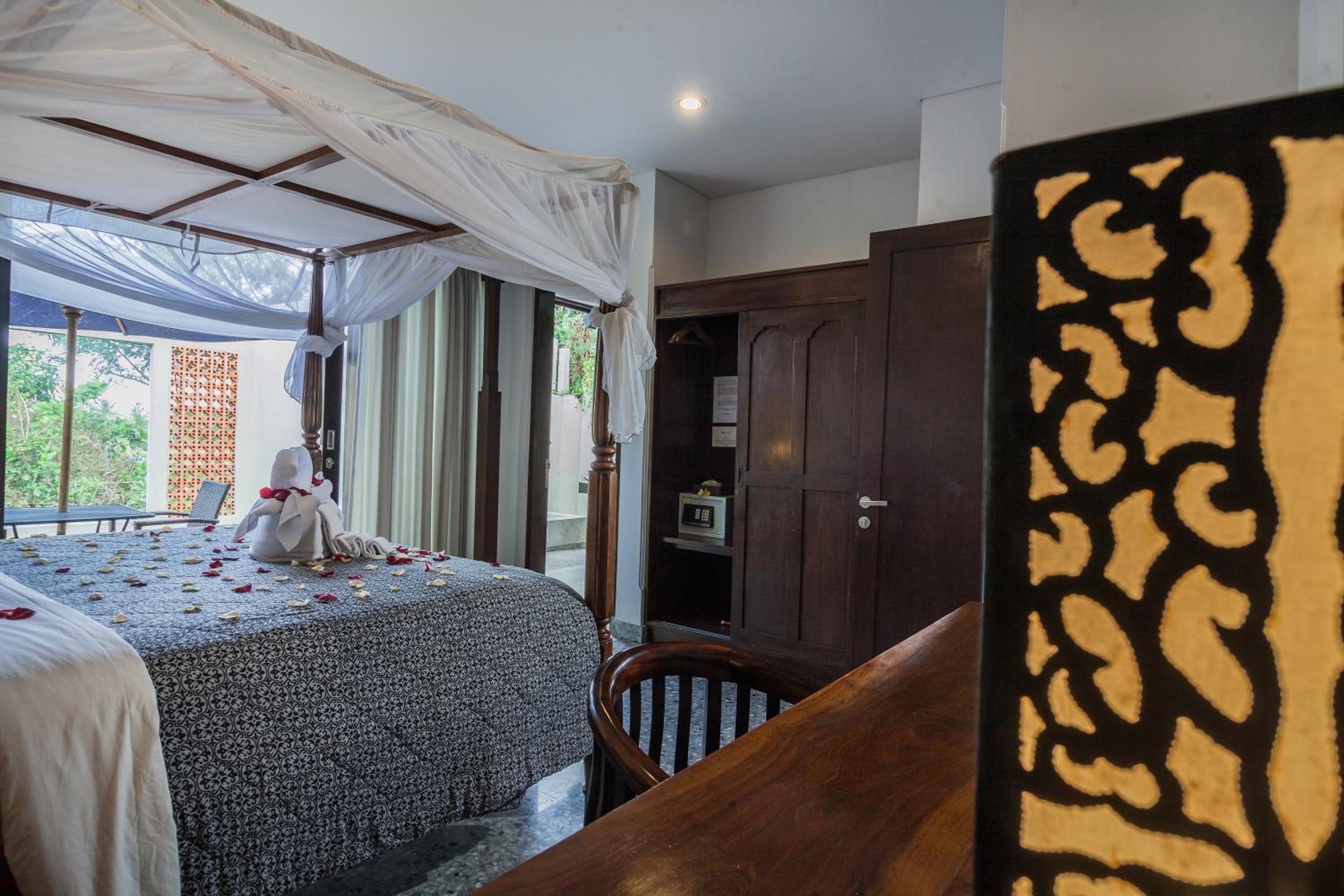 Suite Room with Garden View - Photo 11