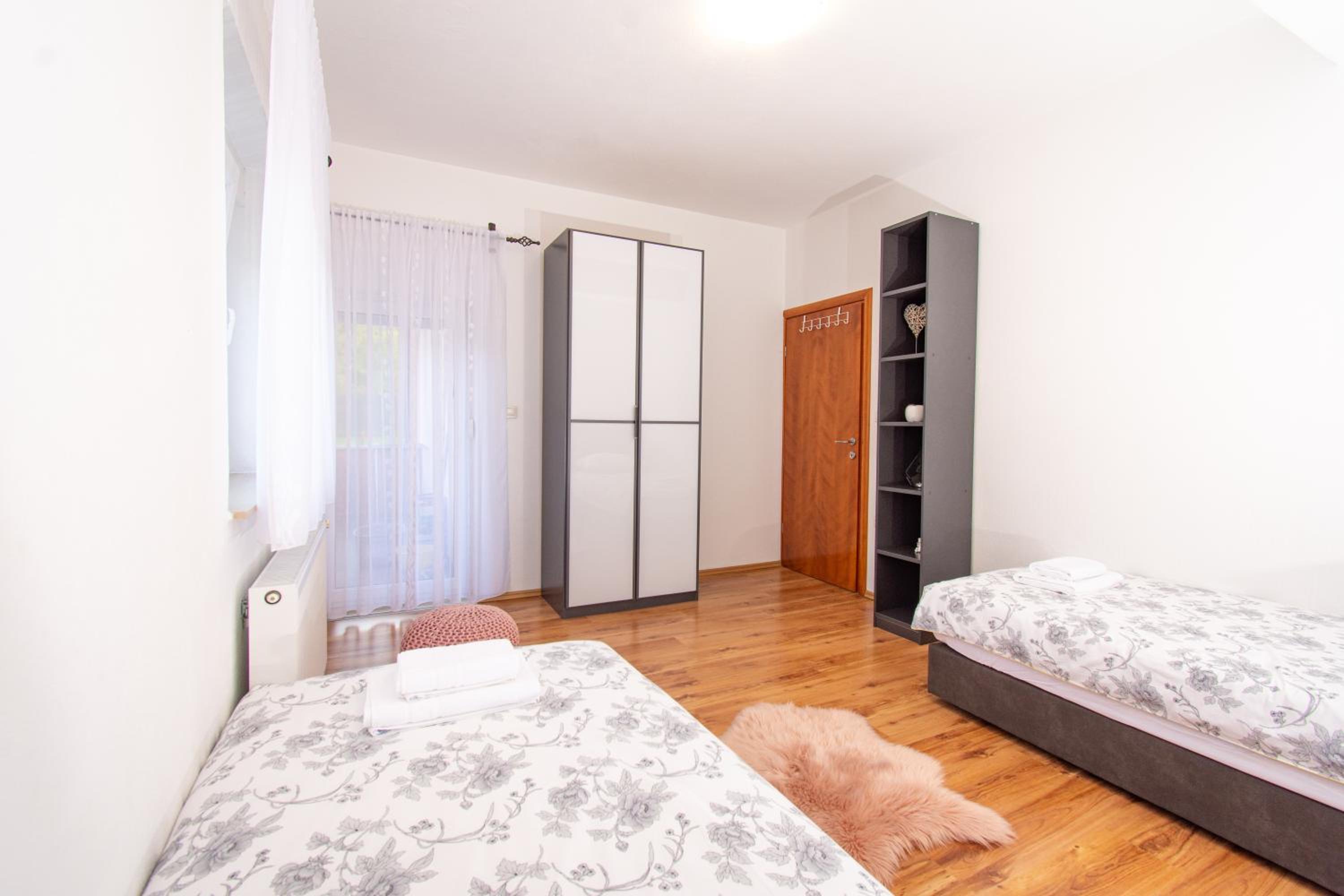 Five-Bedroom House photo 2