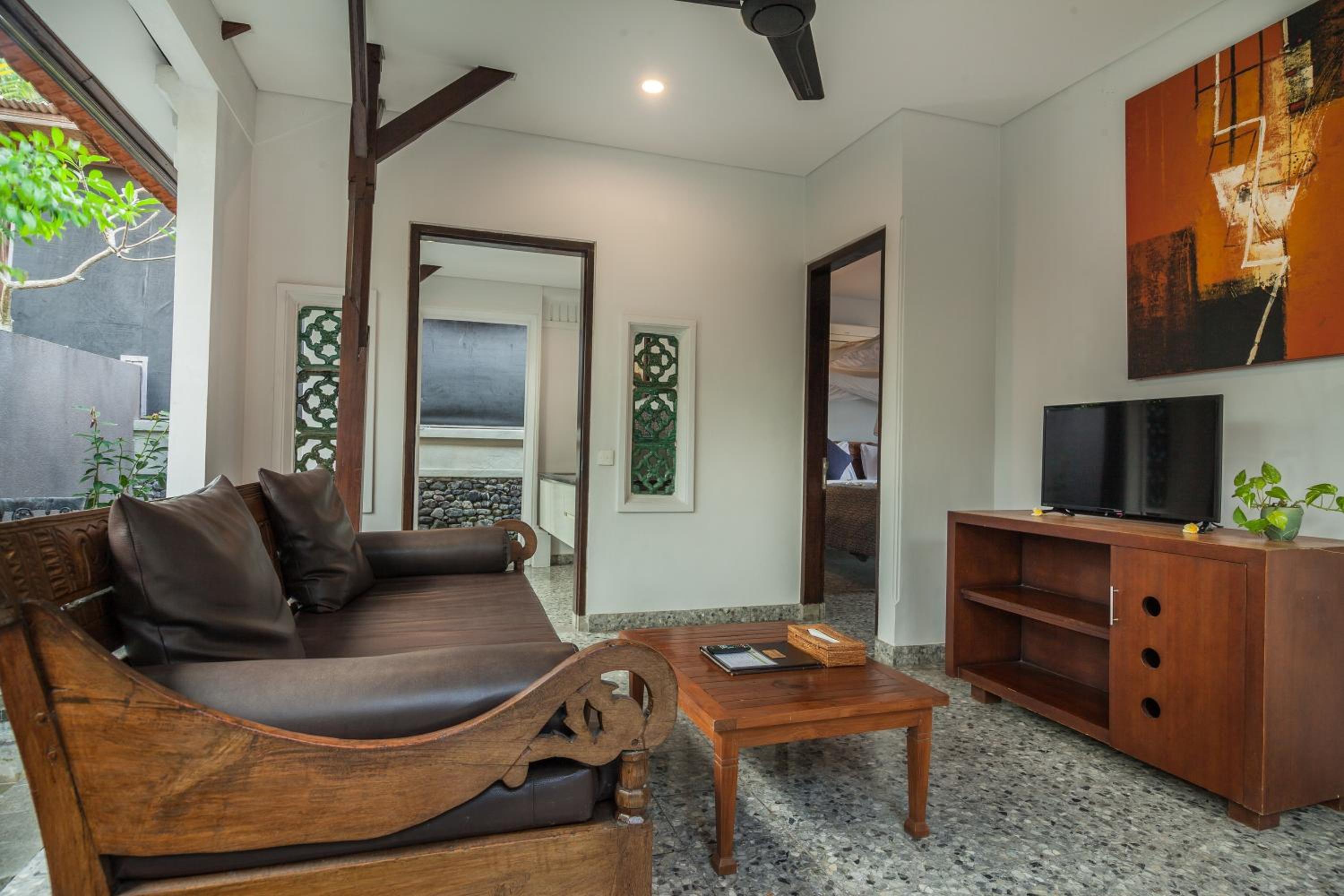 Suite Room with Garden View - Photo 10