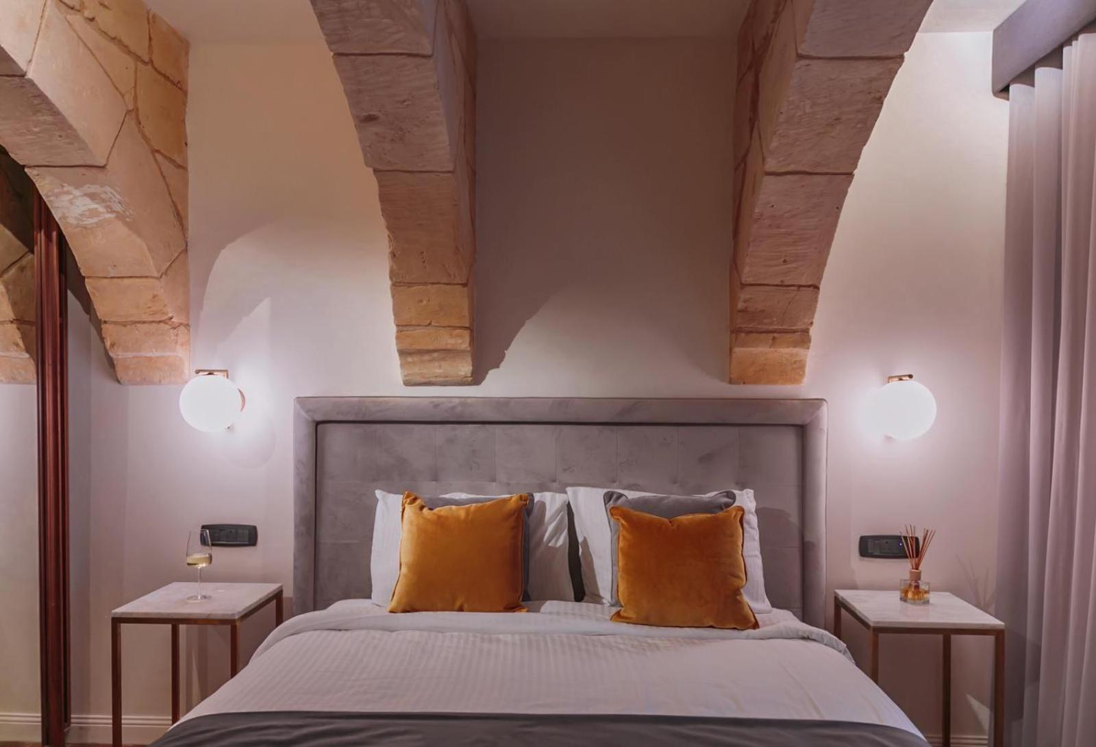 Deluxe Double Room with Balcony and street view 1