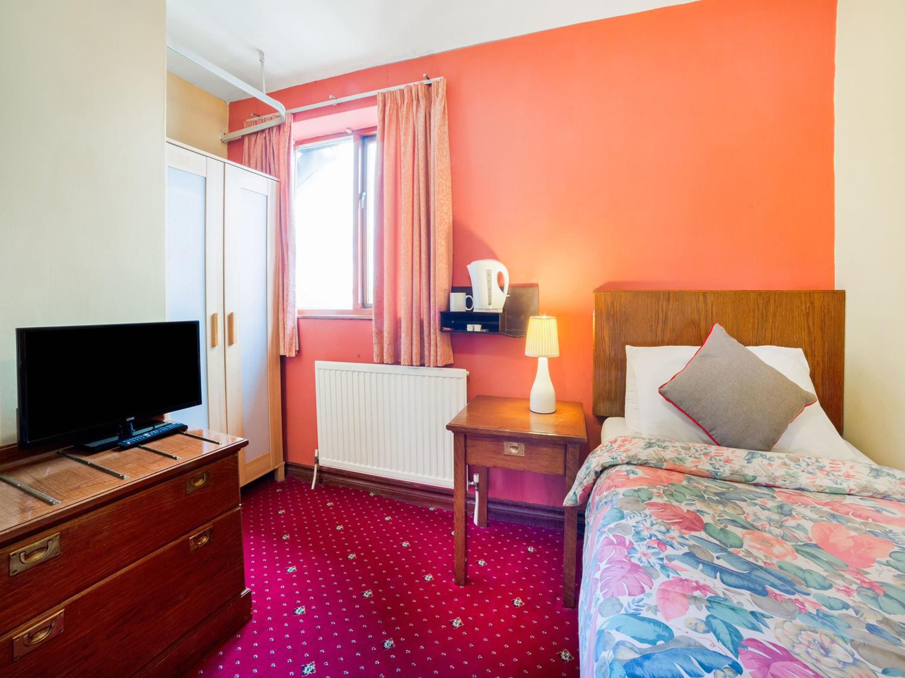 Standard Single Room with Shared Bathroom photo 2