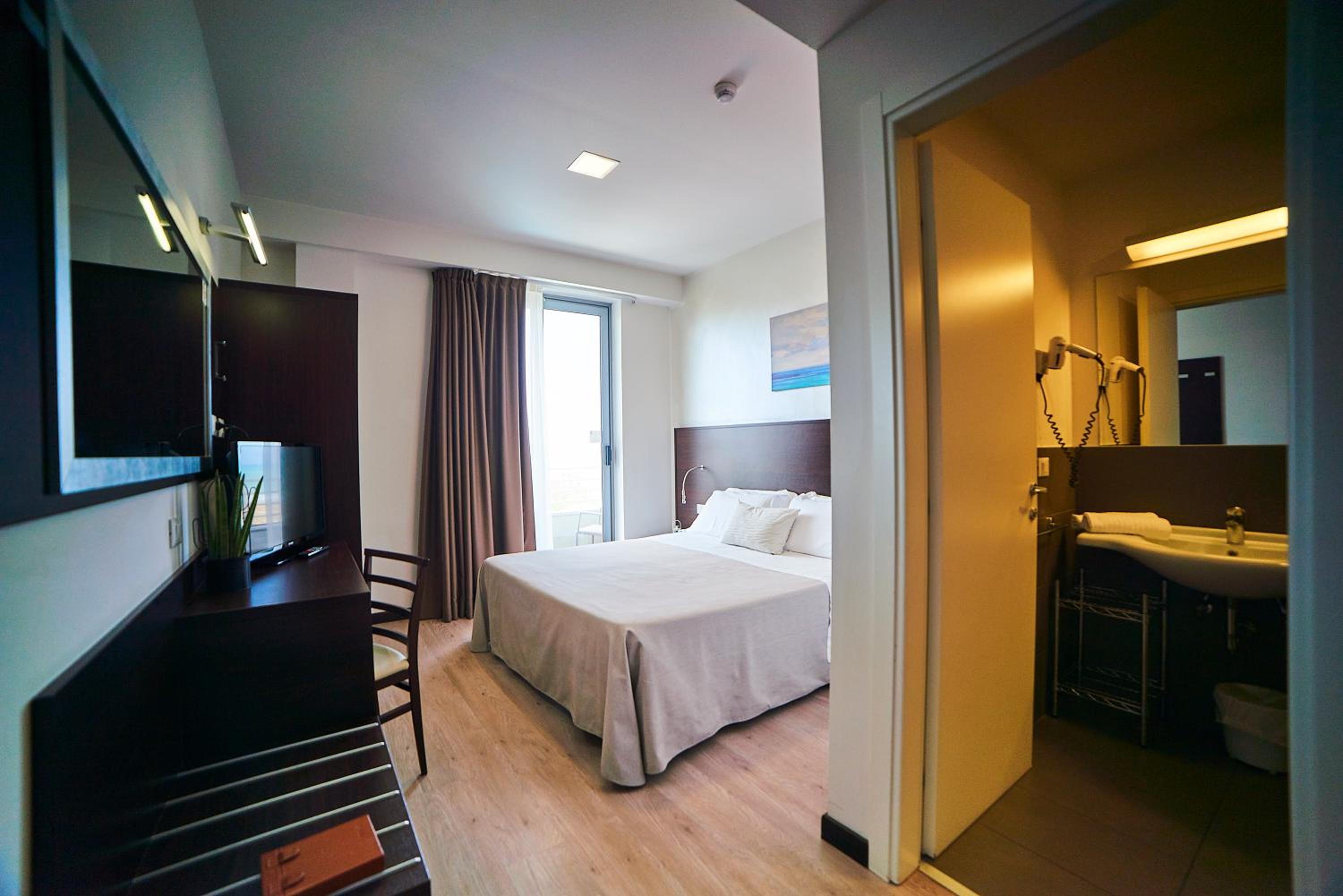 Classic Double or Twin Room with Partial Sea View - Photo 5