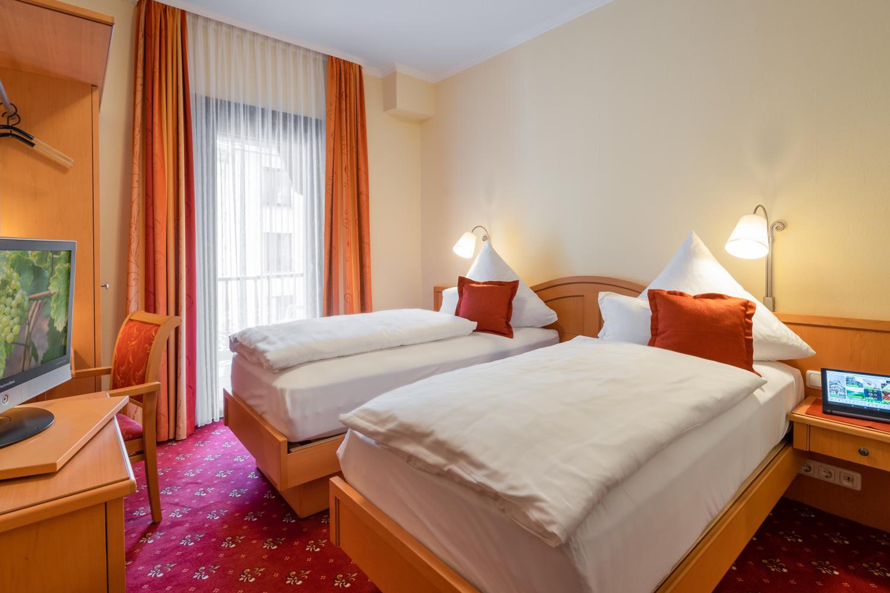 Classic Double Room with Balcony - Photo 2