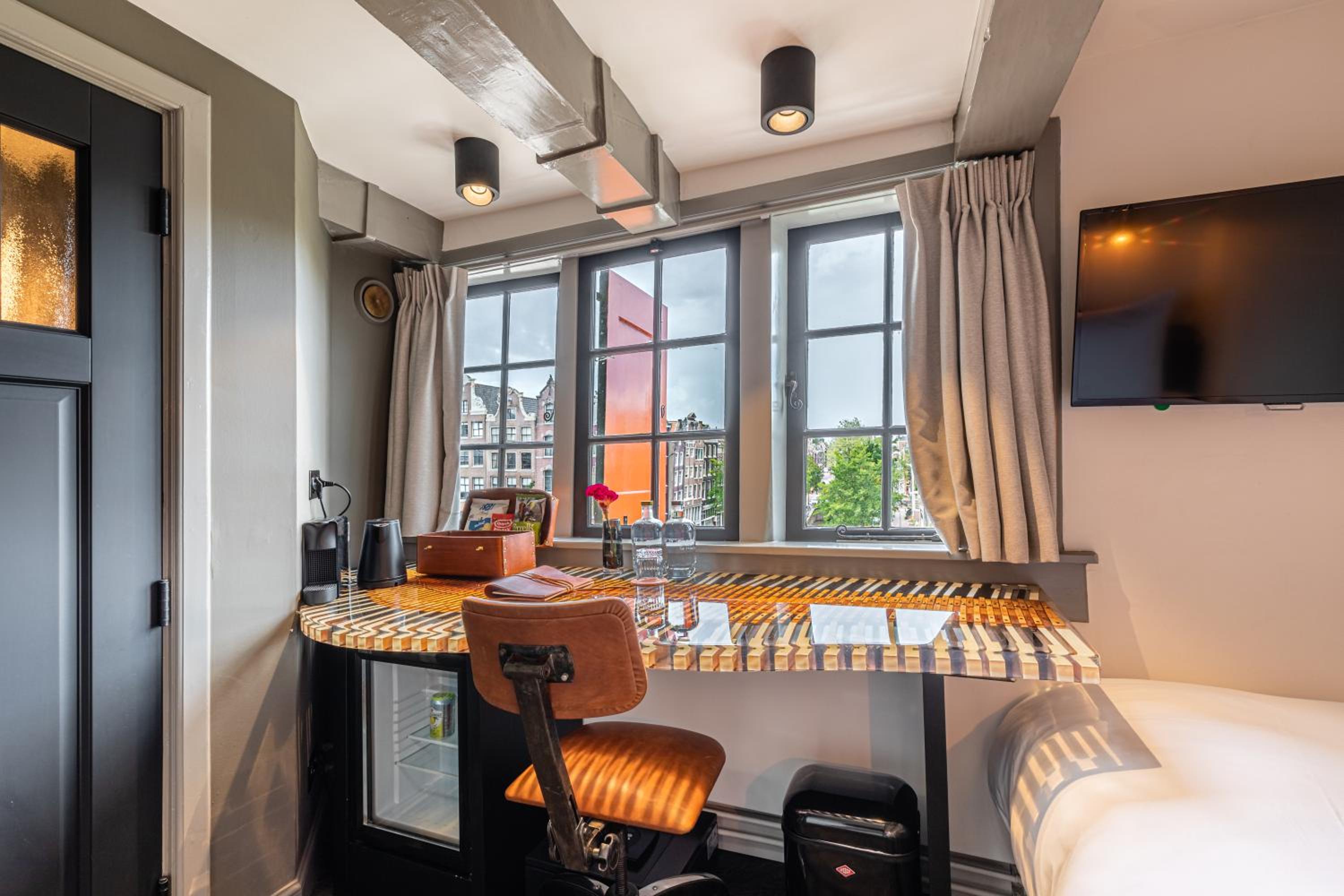 Tiny Single Room with canal view: The Instrument maker photo 1