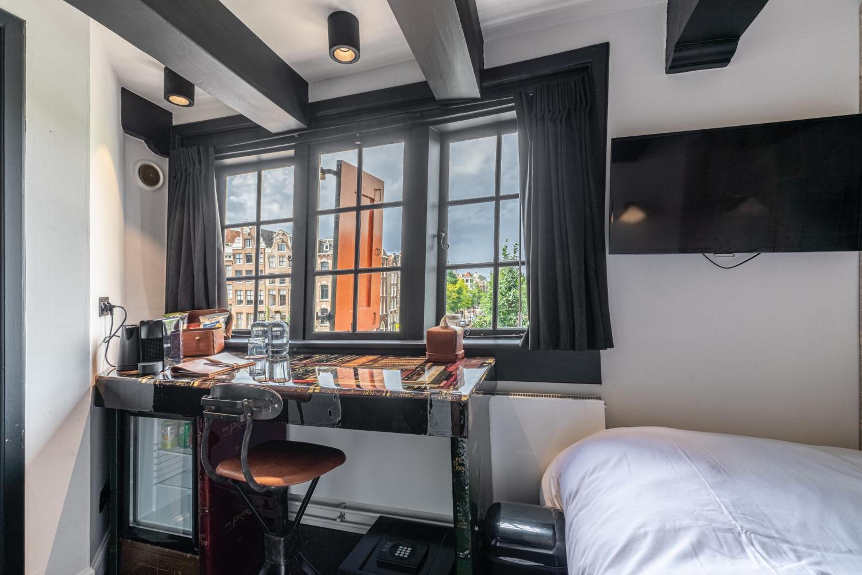  Tiny Single Room with canal view:  The Bookbinder