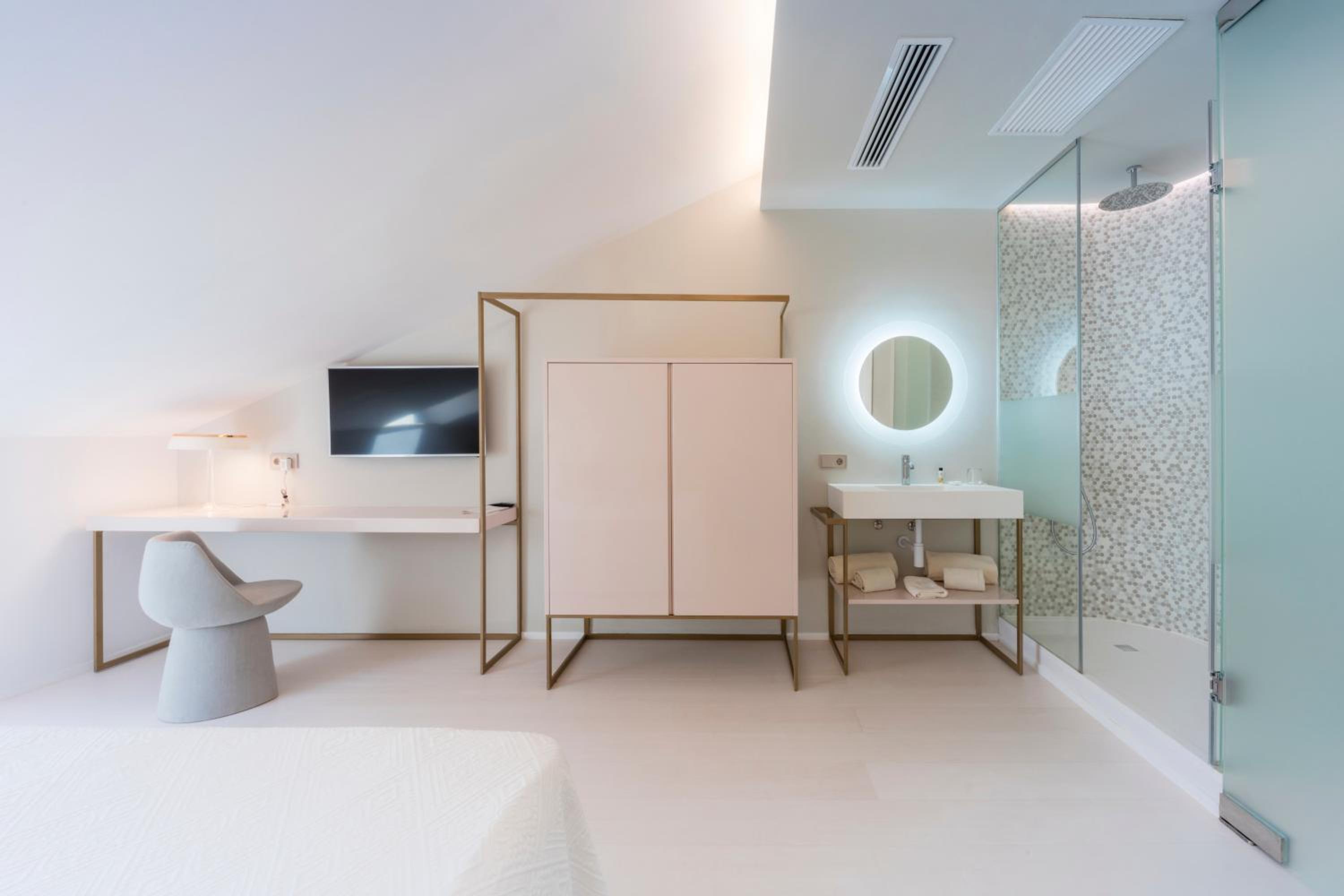 Deluxe Double or Twin Room with Views - Photo 8
