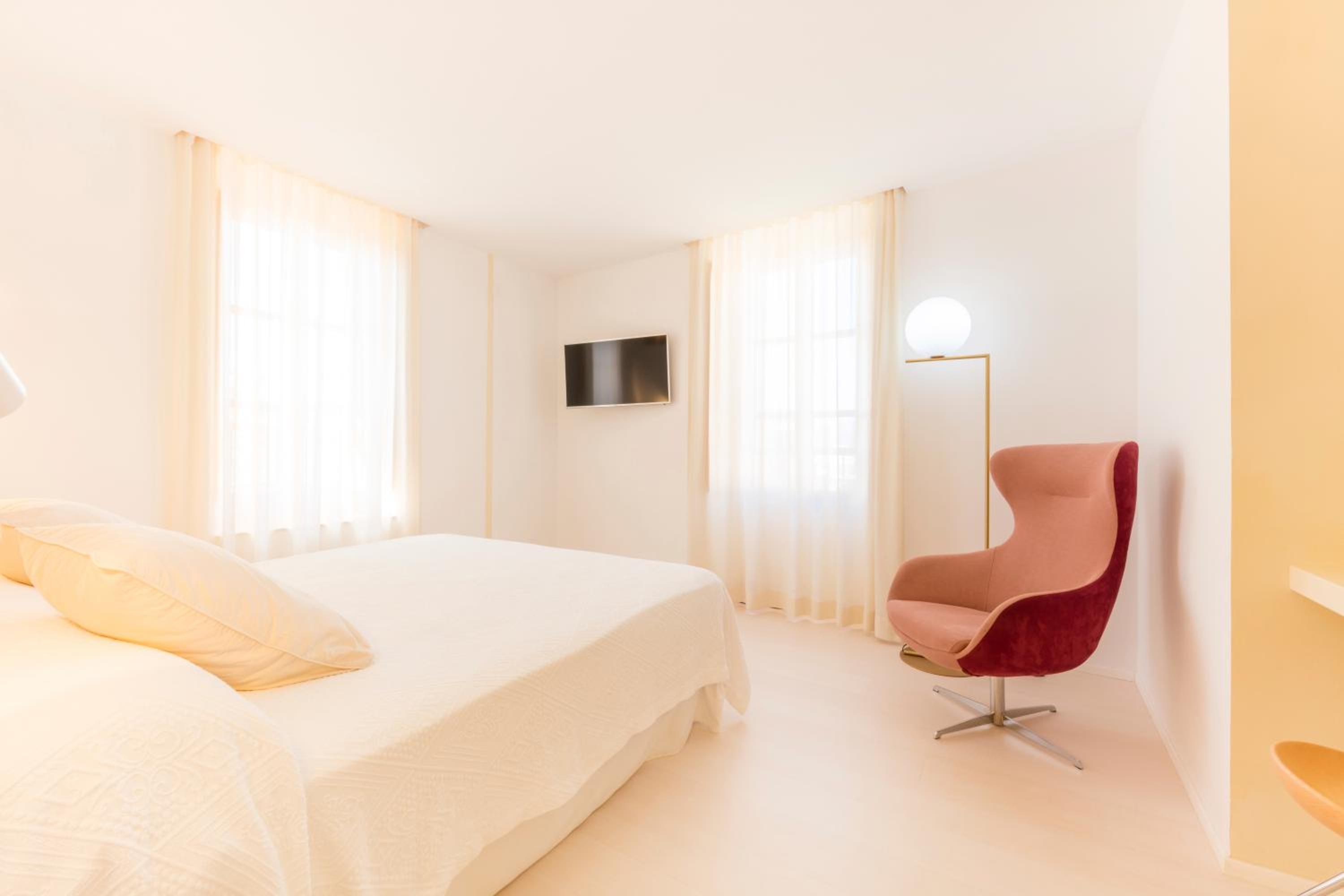Deluxe Double or Twin Room with Views - Photo 7