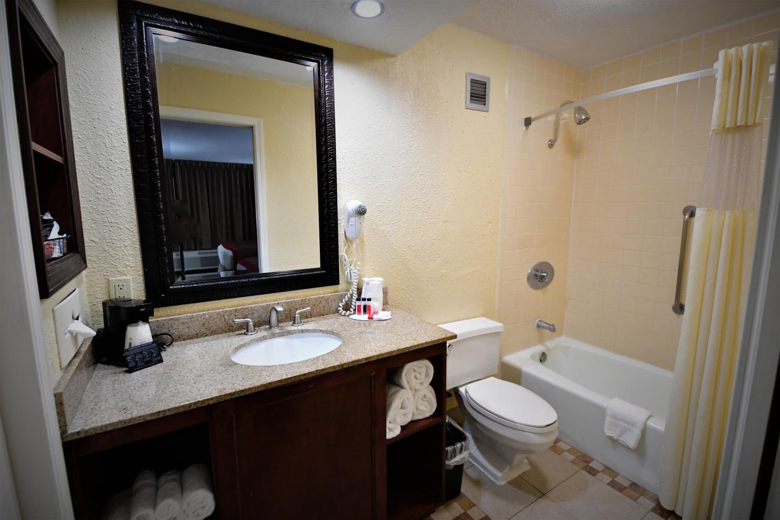 Queen Room with Two Queen Beds - Non-Smoking photo 3