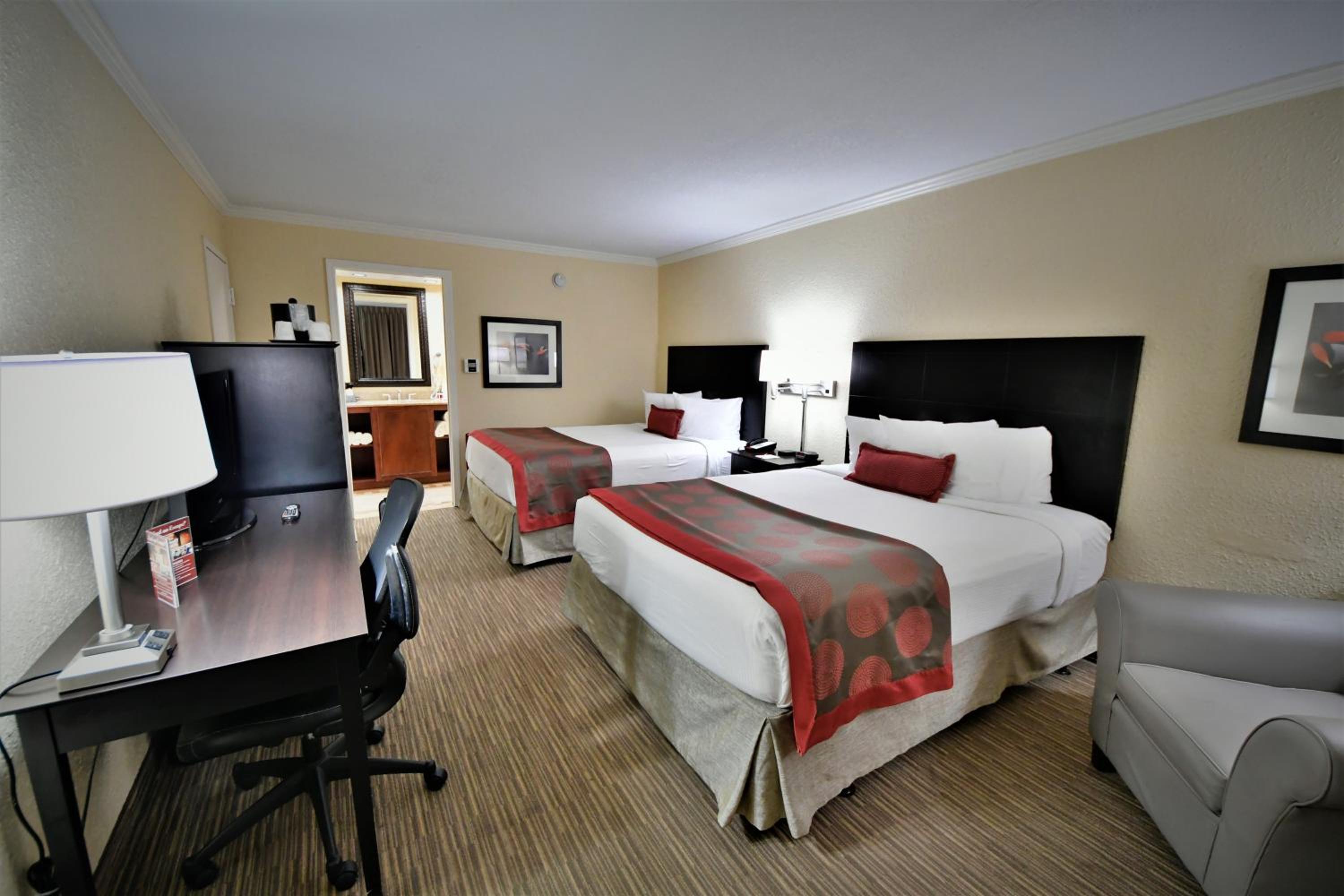 Queen Room with Two Queen Beds photo 3