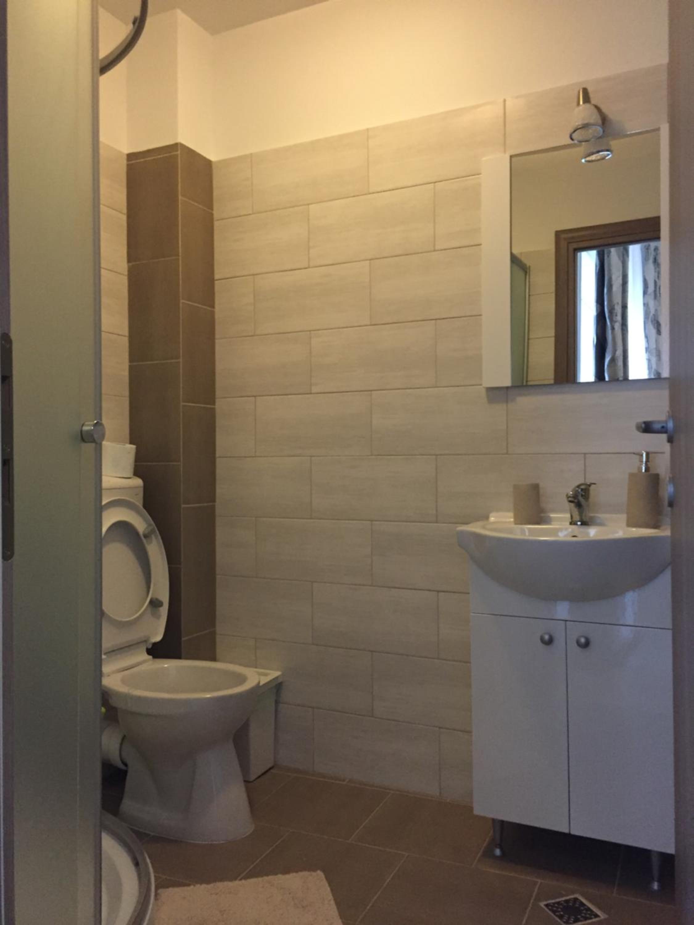Twin Room with Balcony - Photo 11