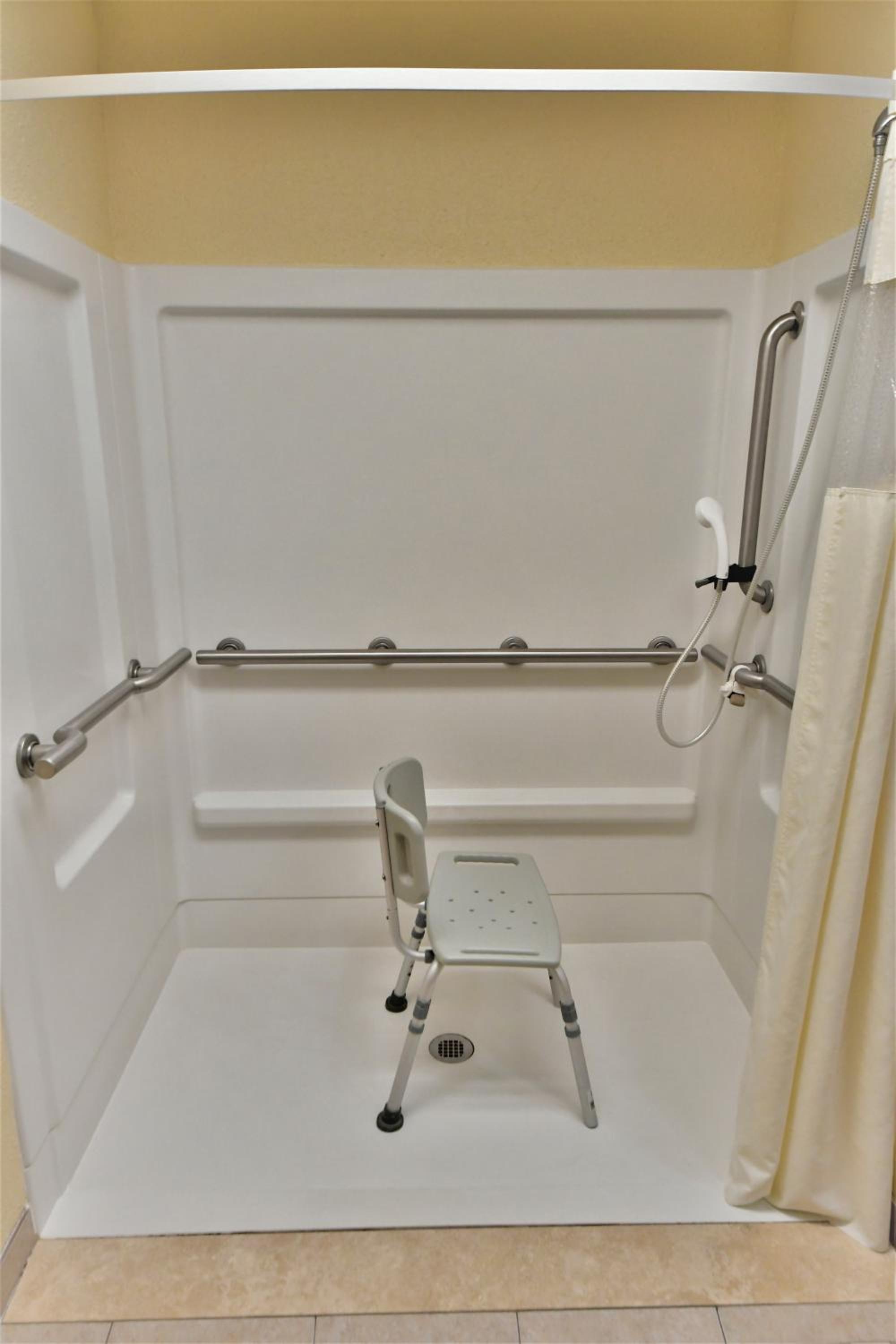 Queen Room with Mobility/Hearing Access - Non-Smoking photo 3