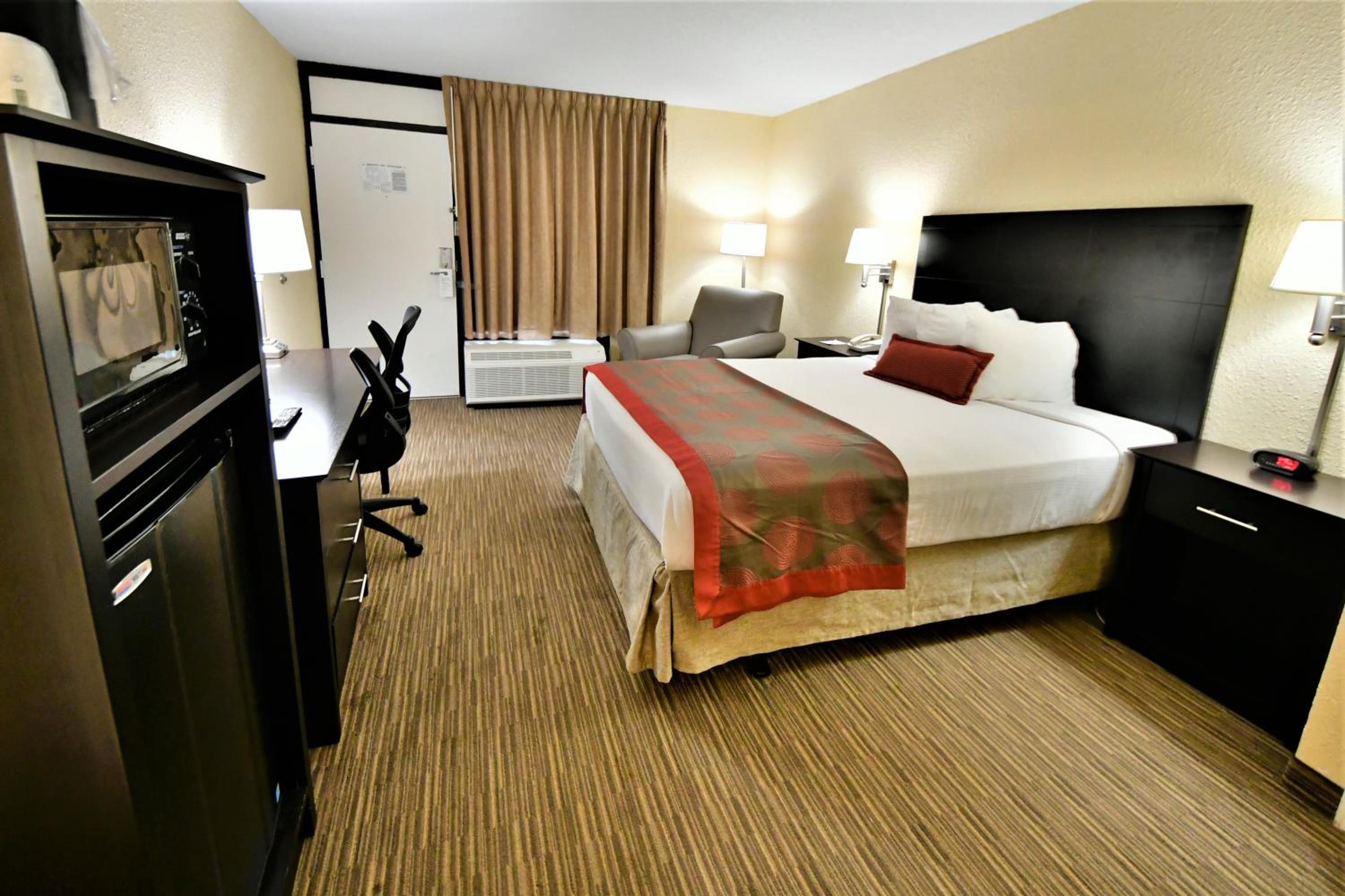 Queen Room with Mobility/Hearing Access - Non-Smoking photo 2