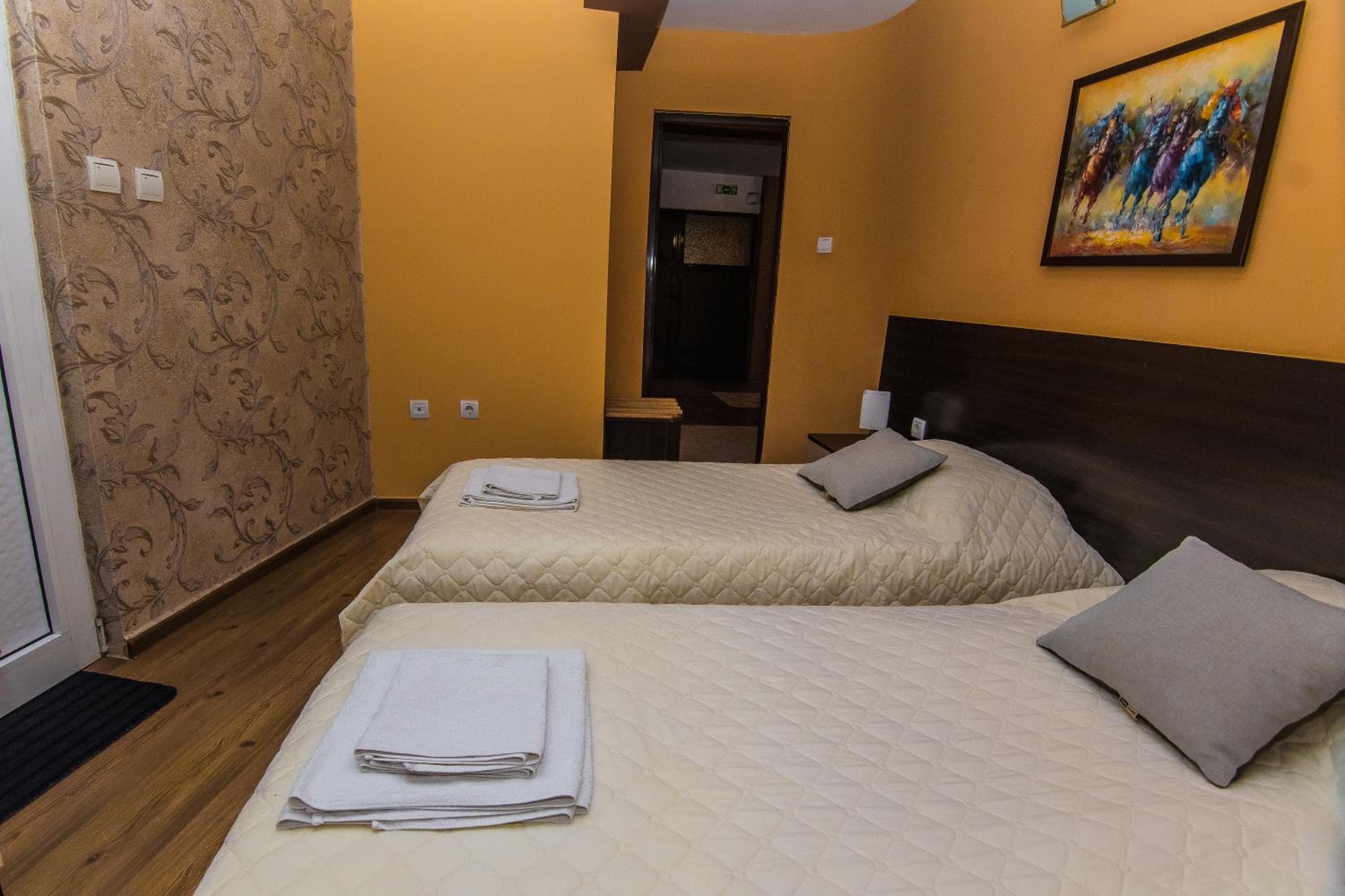 Twin Room - Photo 5