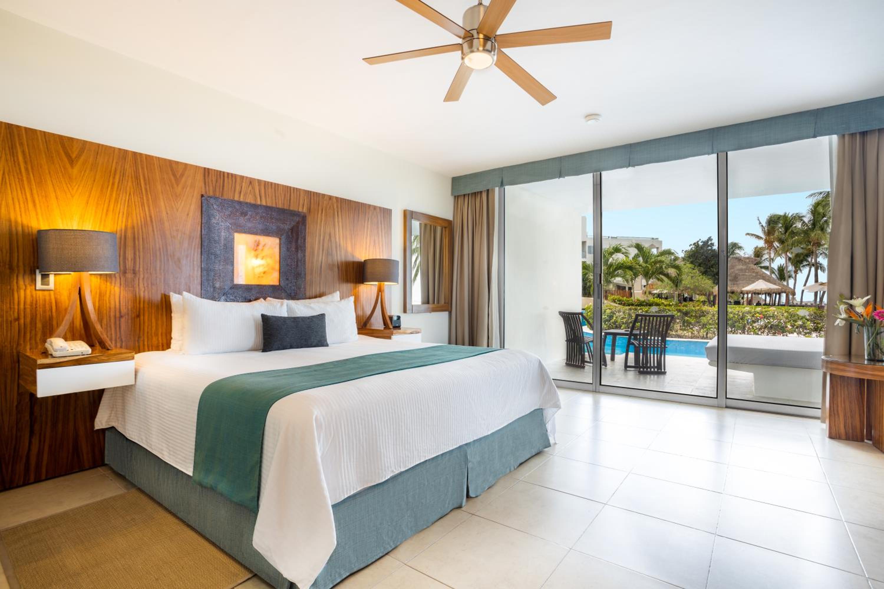 Preferred Club Junior Suite Beach Front Swim Out King