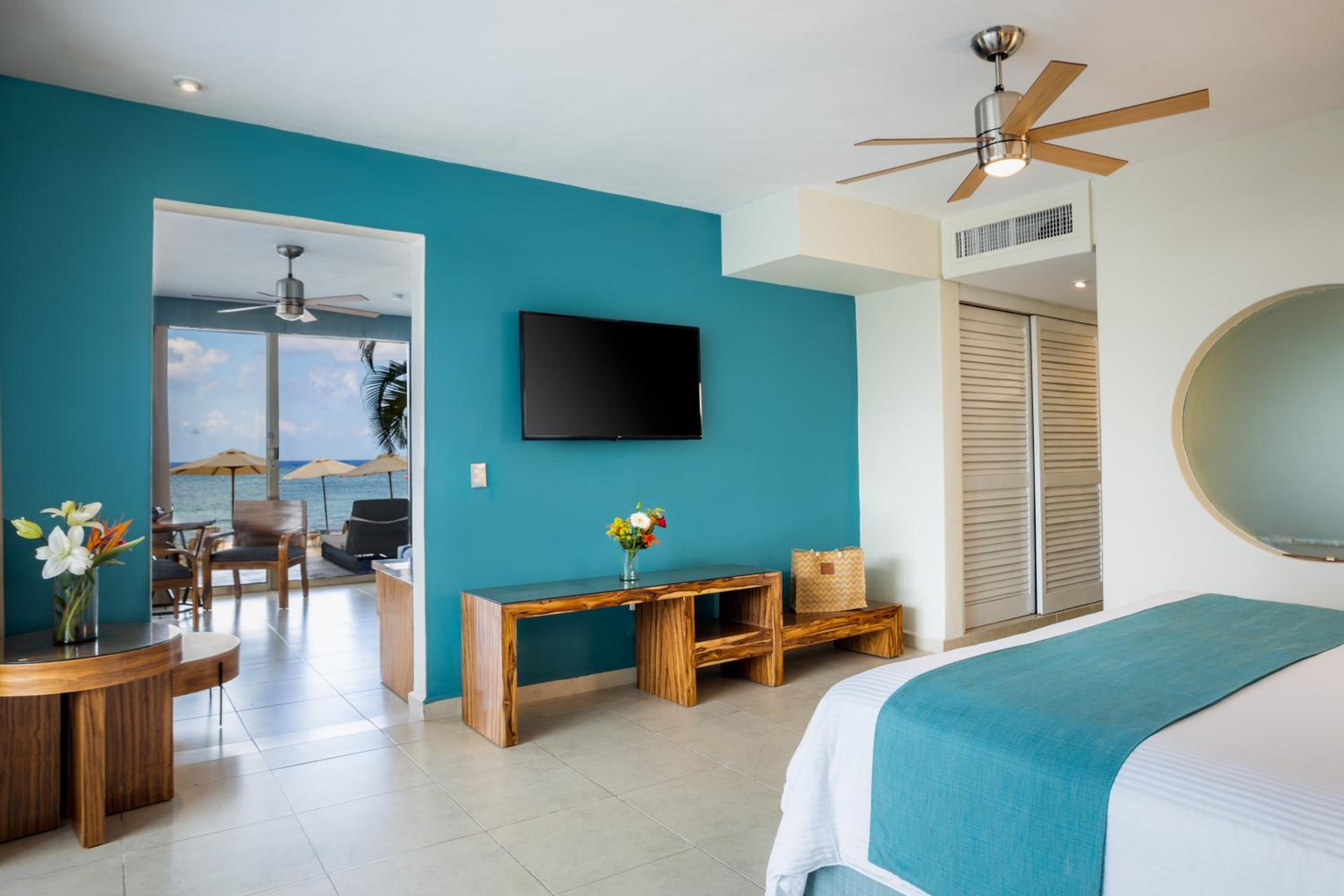 Preferred Club Junior Suite Beach Front Swim Out King
